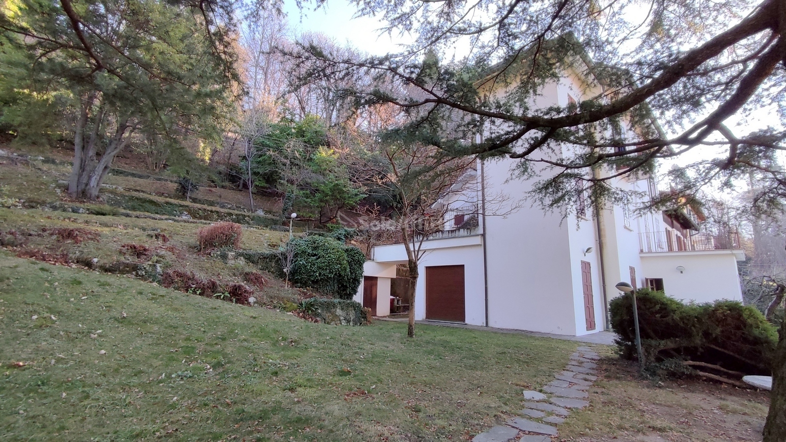 Quadrilocale con giardino in via monte rosa 10, Brunate