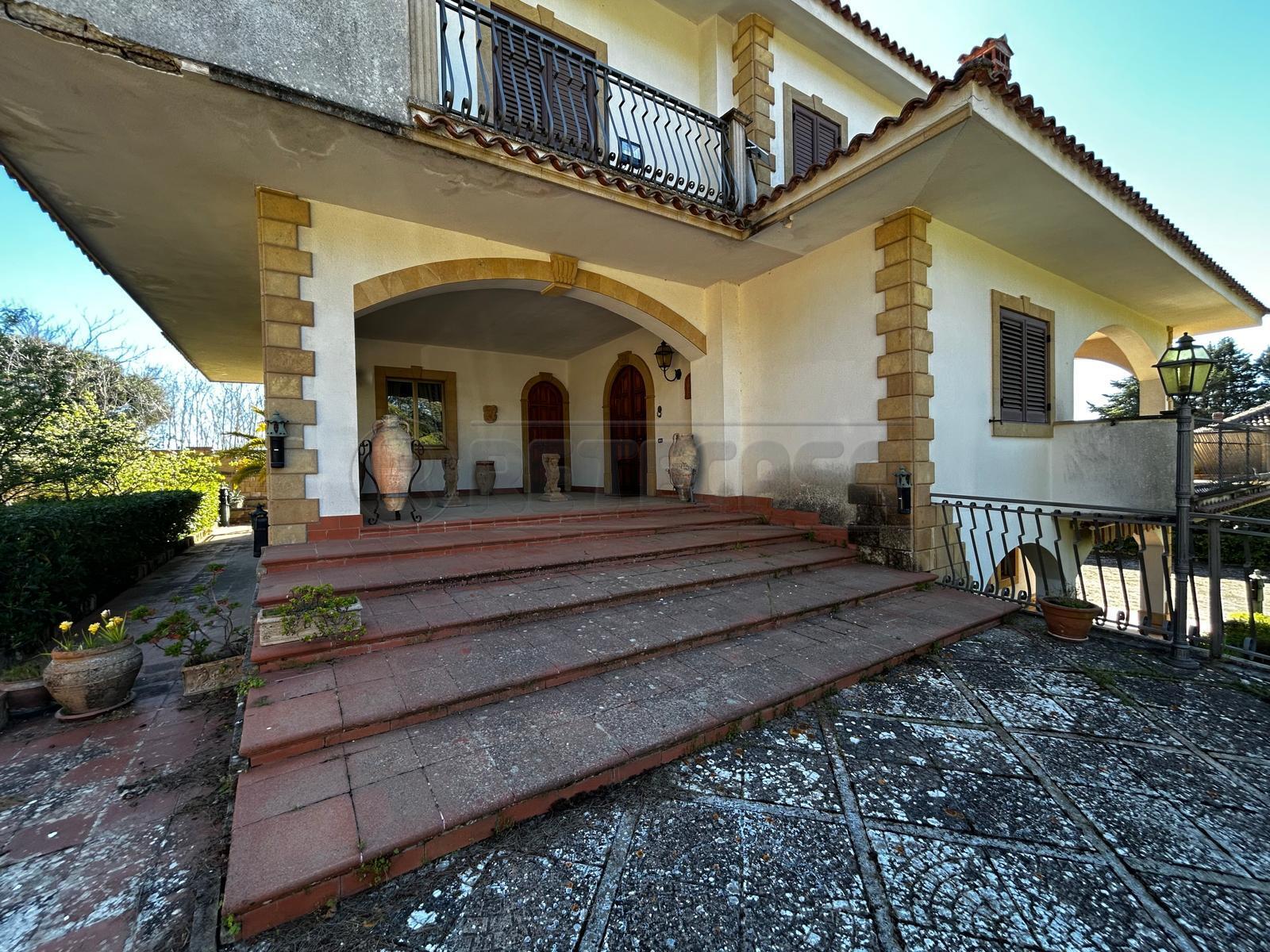 Villa con giardino in via luigi russo 36, Caltanissetta