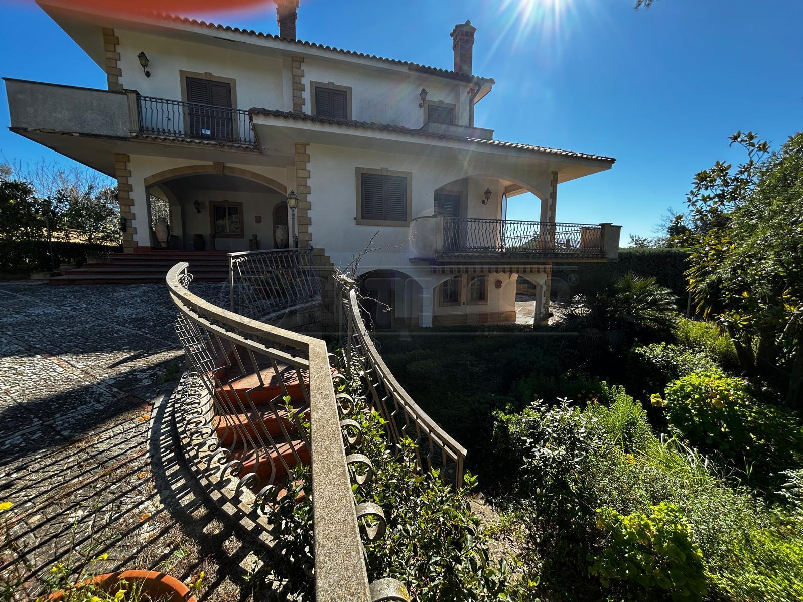 Villa con giardino in via luigi russo 36, Caltanissetta