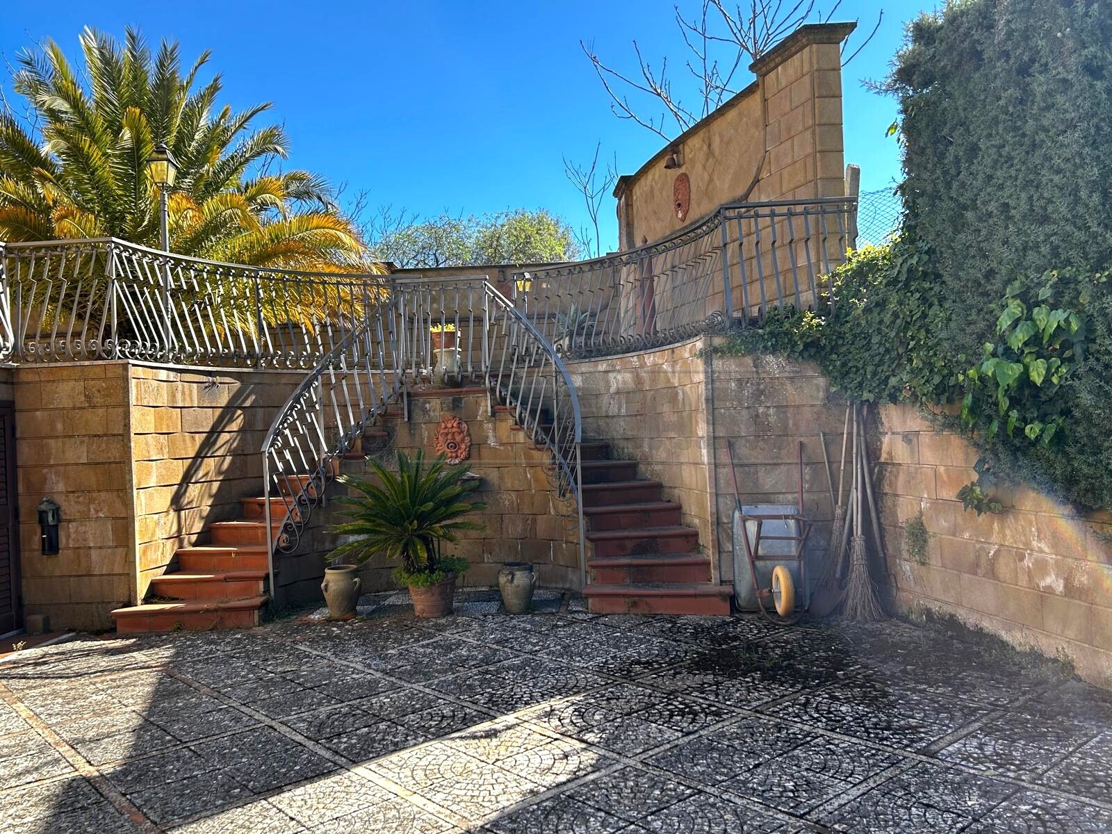 Villa con giardino in via luigi russo 36, Caltanissetta