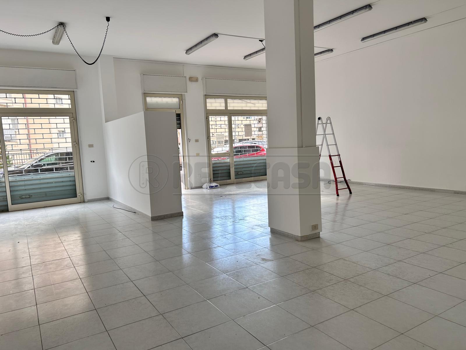 Locale commerciale in affitto in via leonardo da vinci 30, Caltanissetta