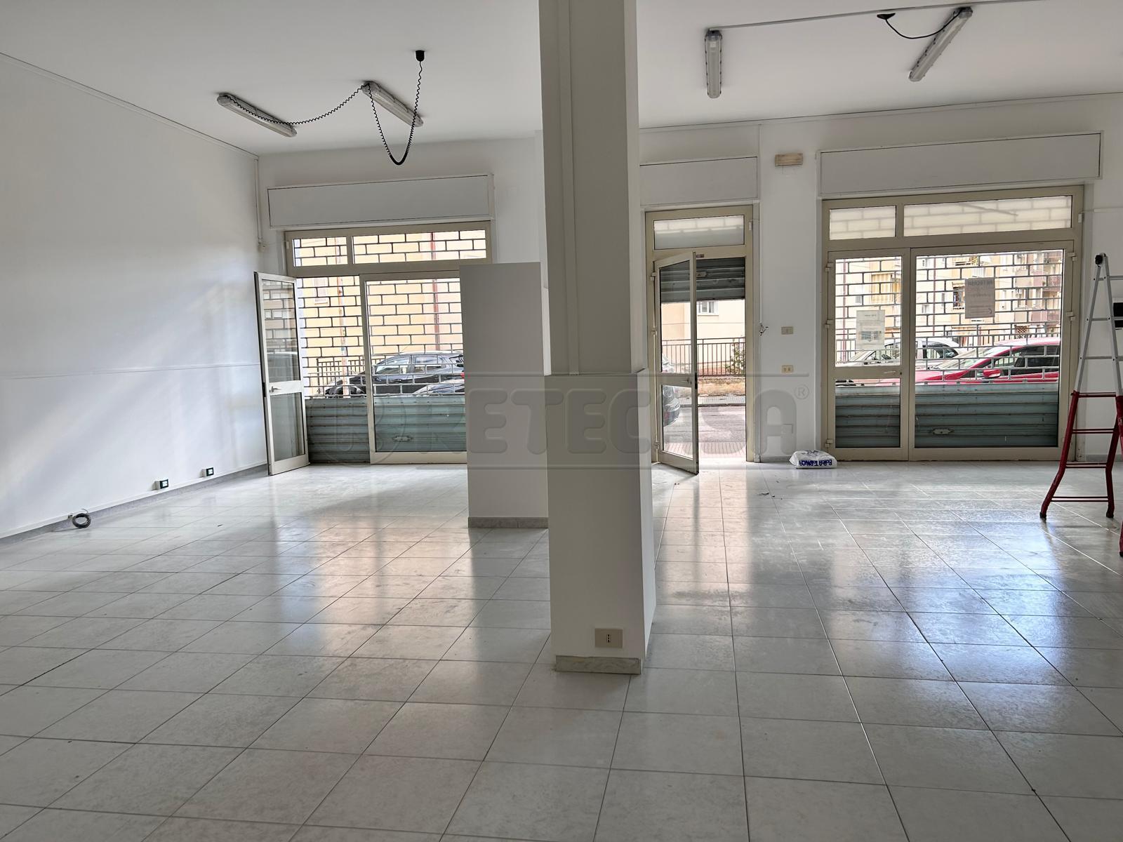 Locale commerciale in affitto in via leonardo da vinci 30, Caltanissetta
