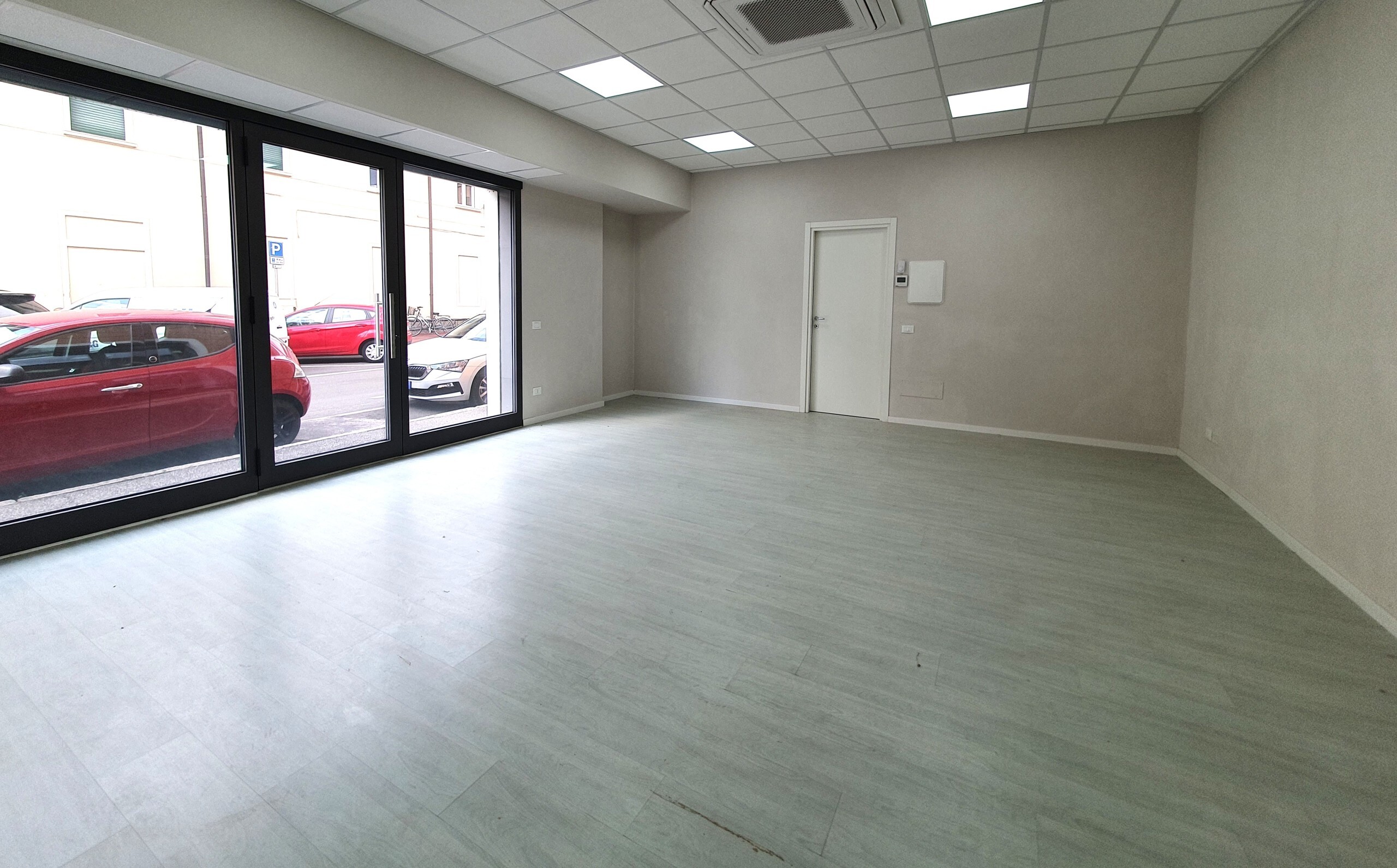 Locale commerciale nuova in trav. via milano, Brescia