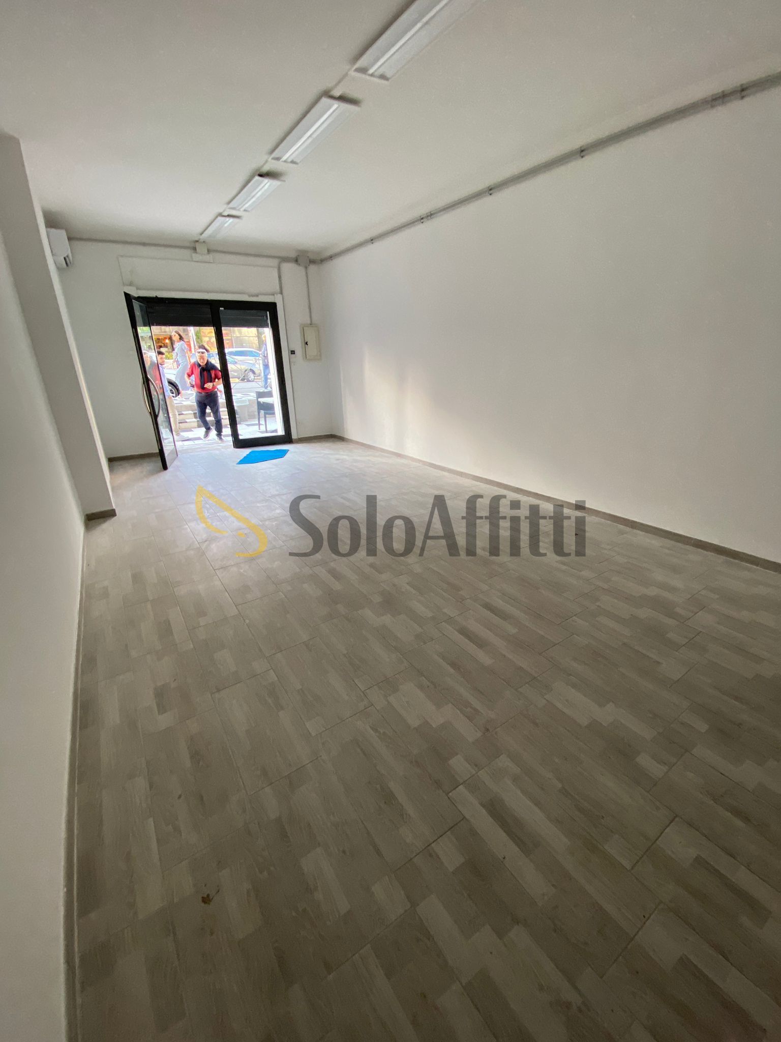 Locale commerciale in affitto a Frosinone