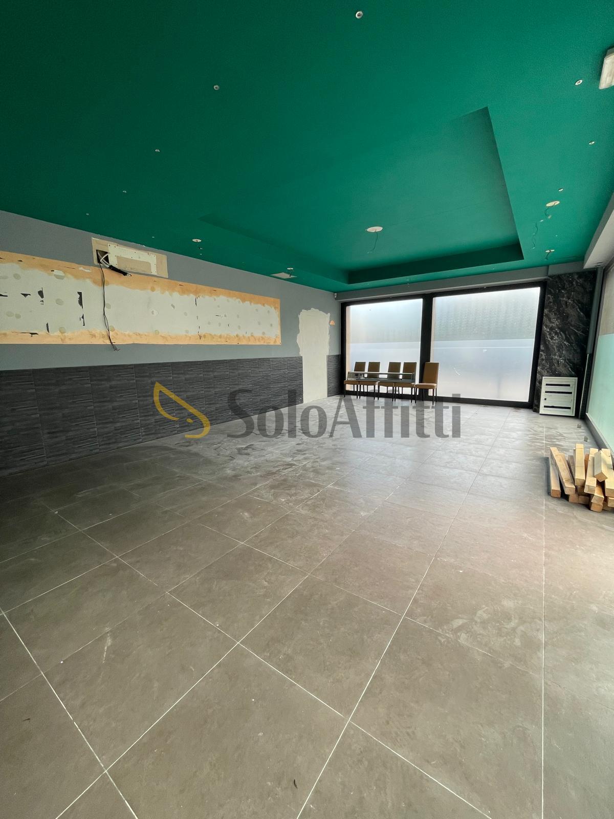 Locale commerciale in affitto a Frosinone