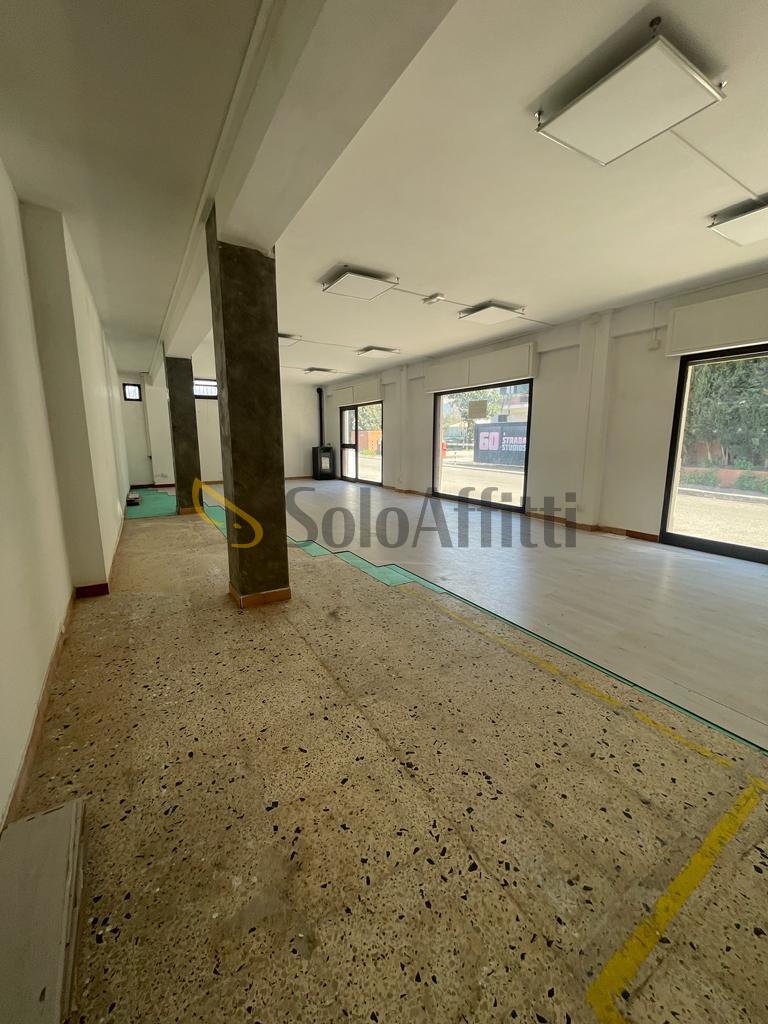 Locale commerciale in affitto a Frosinone