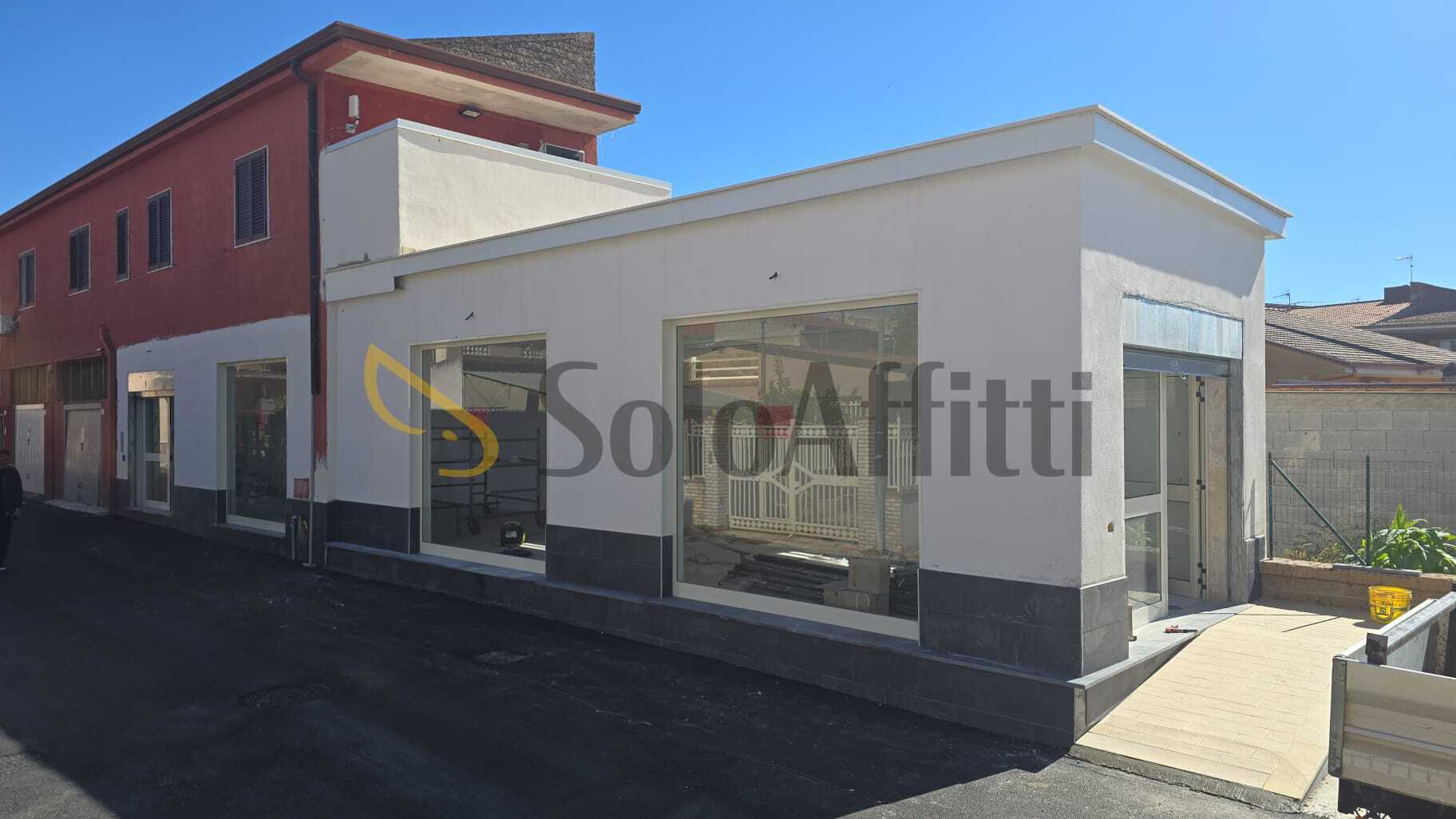 Locale commerciale con terrazzo a Francolise