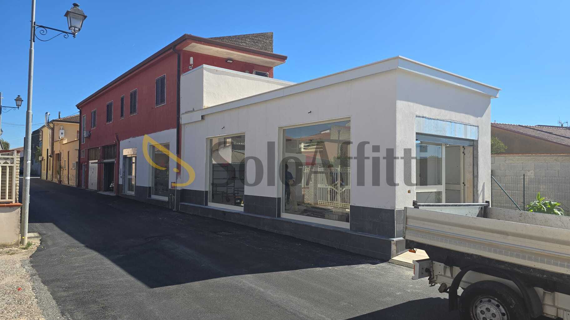 Locale commerciale con terrazzo a Francolise