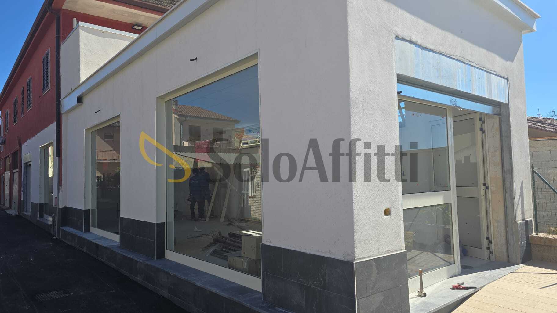 Locale commerciale con terrazzo a Francolise