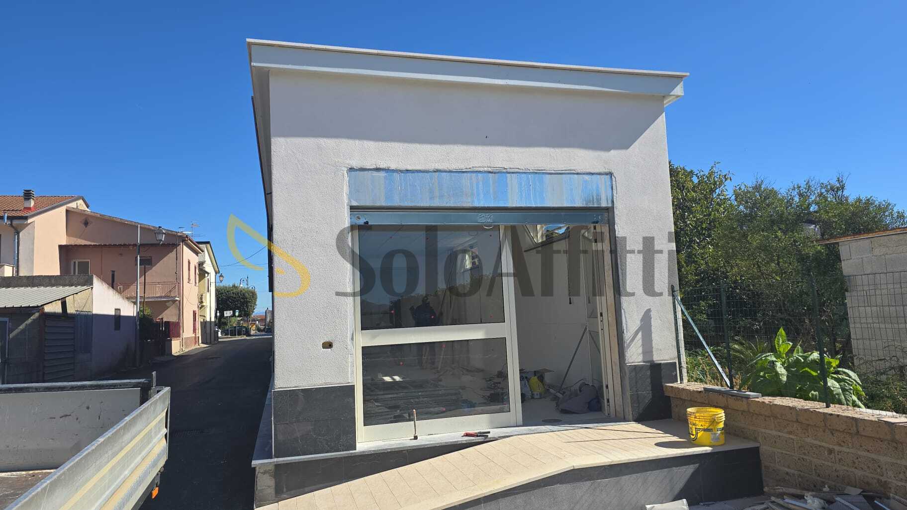 Locale commerciale con terrazzo a Francolise