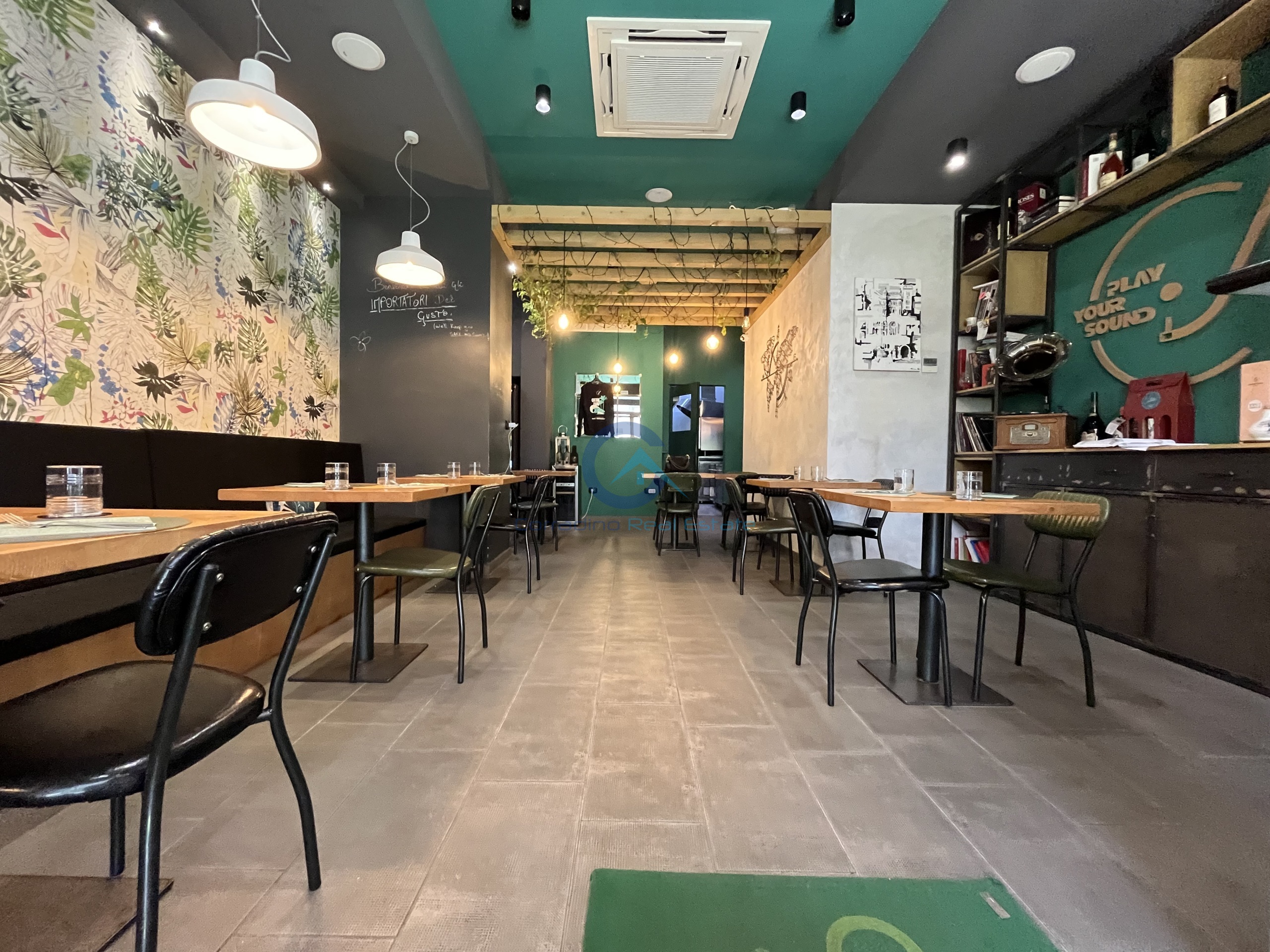 Locale commerciale ristrutturata in via genova 44-46, Catanzaro