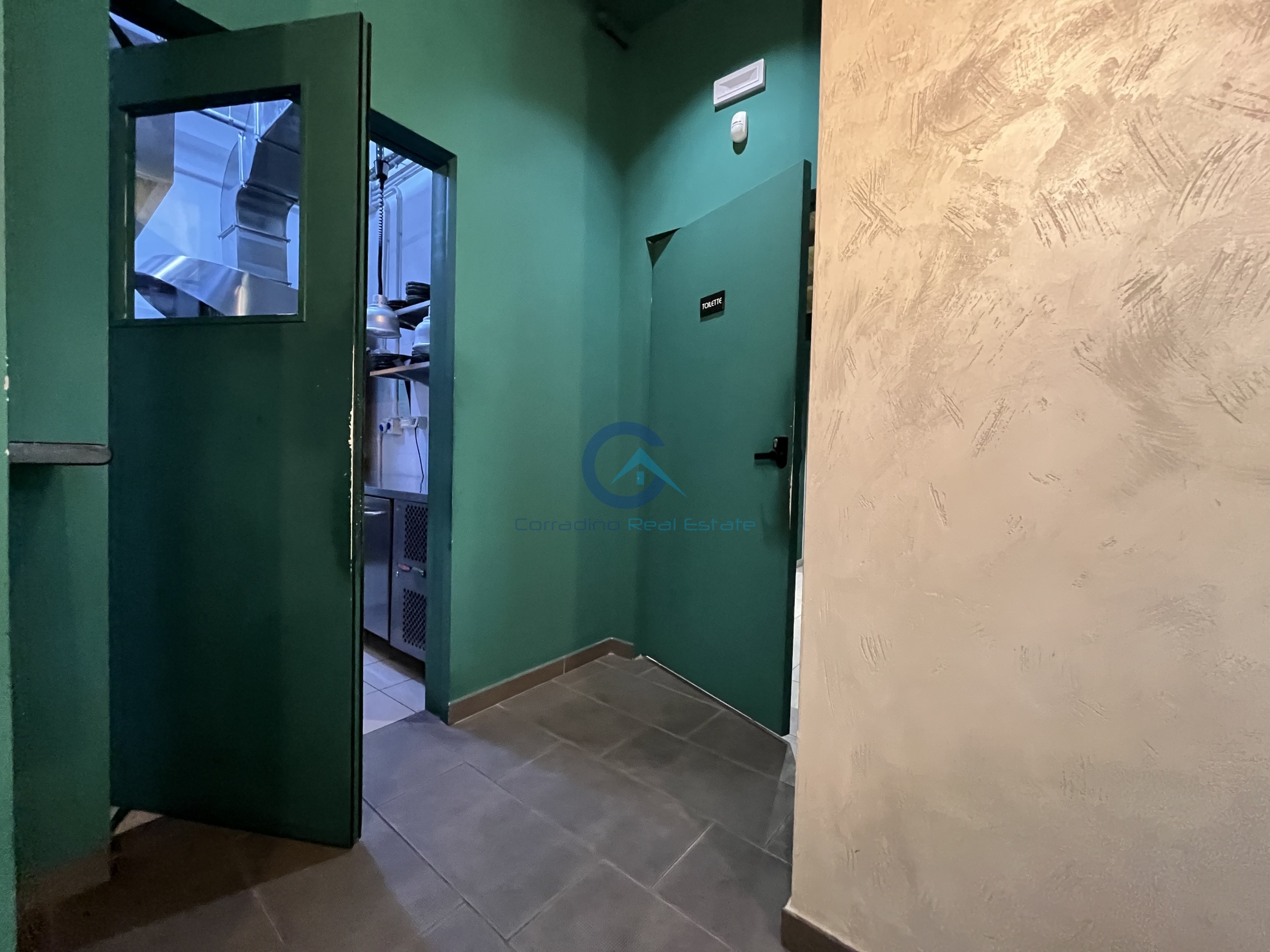 Locale commerciale ristrutturata in via genova 44-46, Catanzaro