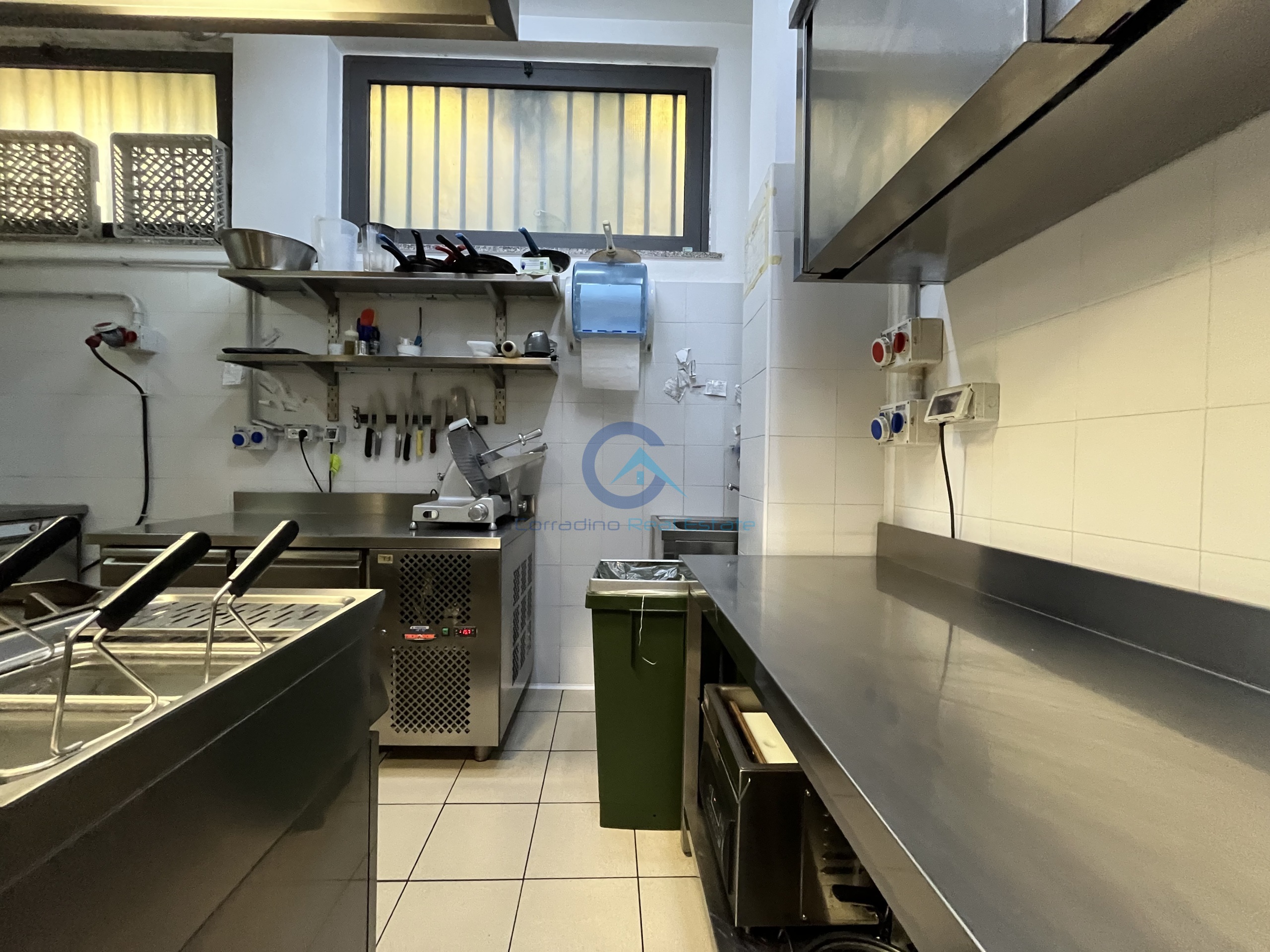 Locale commerciale ristrutturata in via genova 44-46, Catanzaro