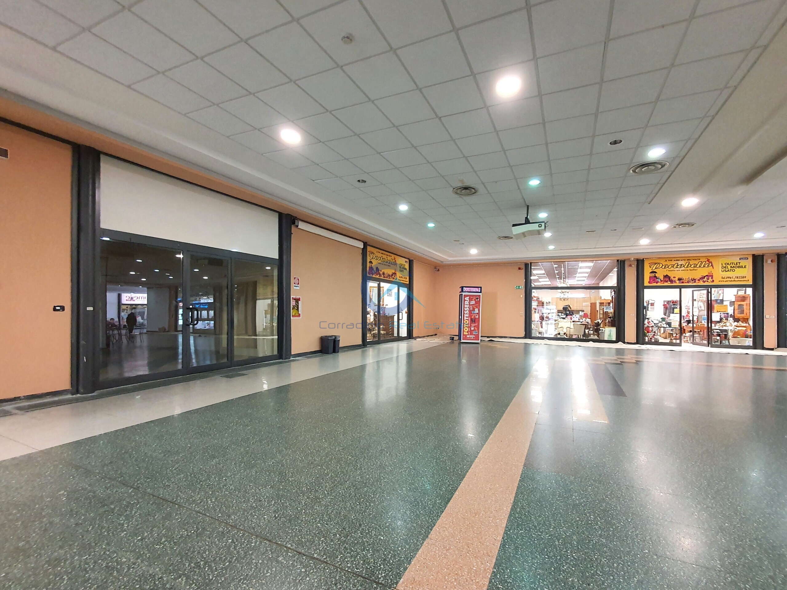 Locale commerciale in affitto in viale magna grecia 284, Catanzaro