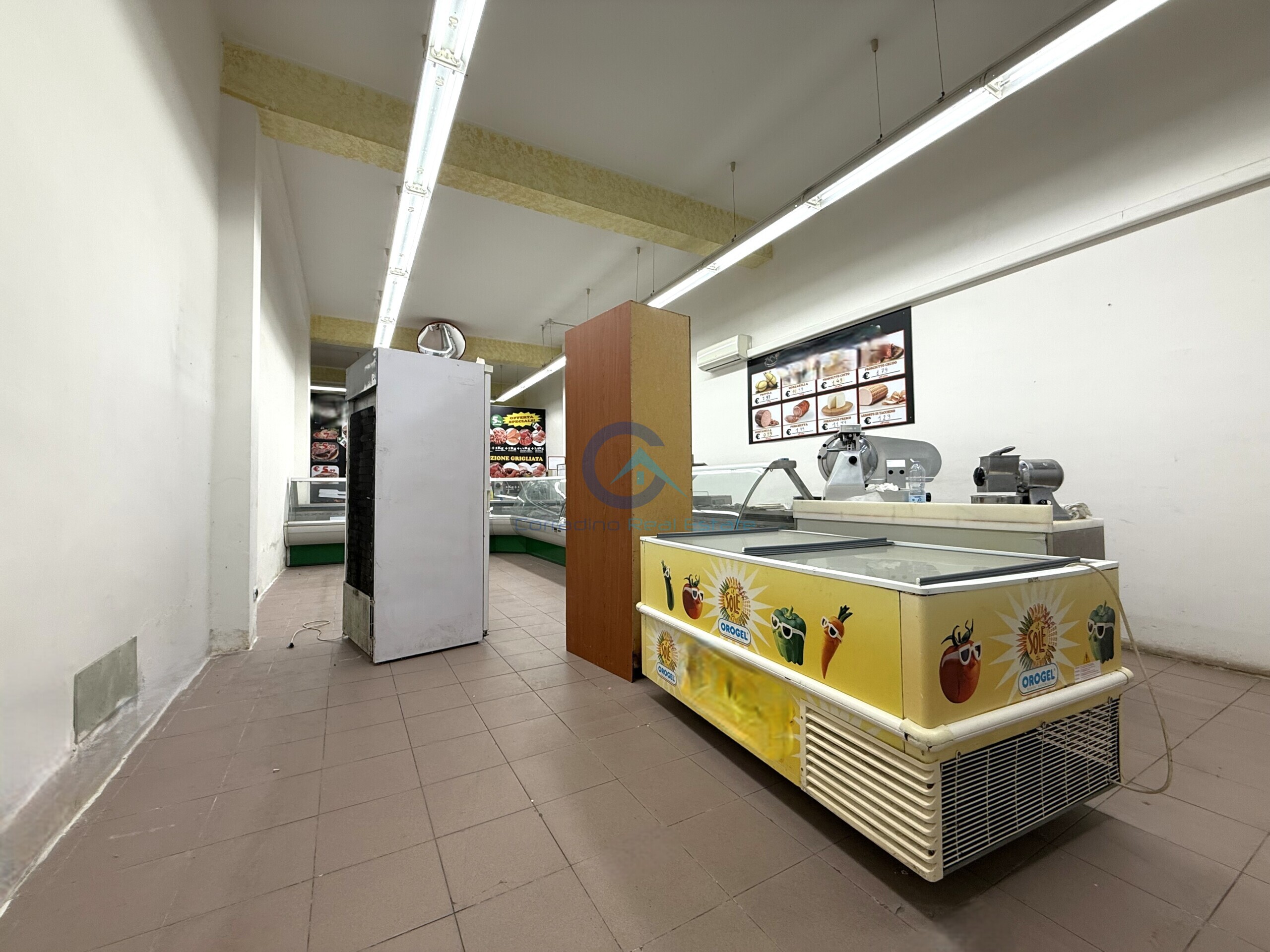 Locale commerciale in vendita in viale magna grecia 298, Catanzaro