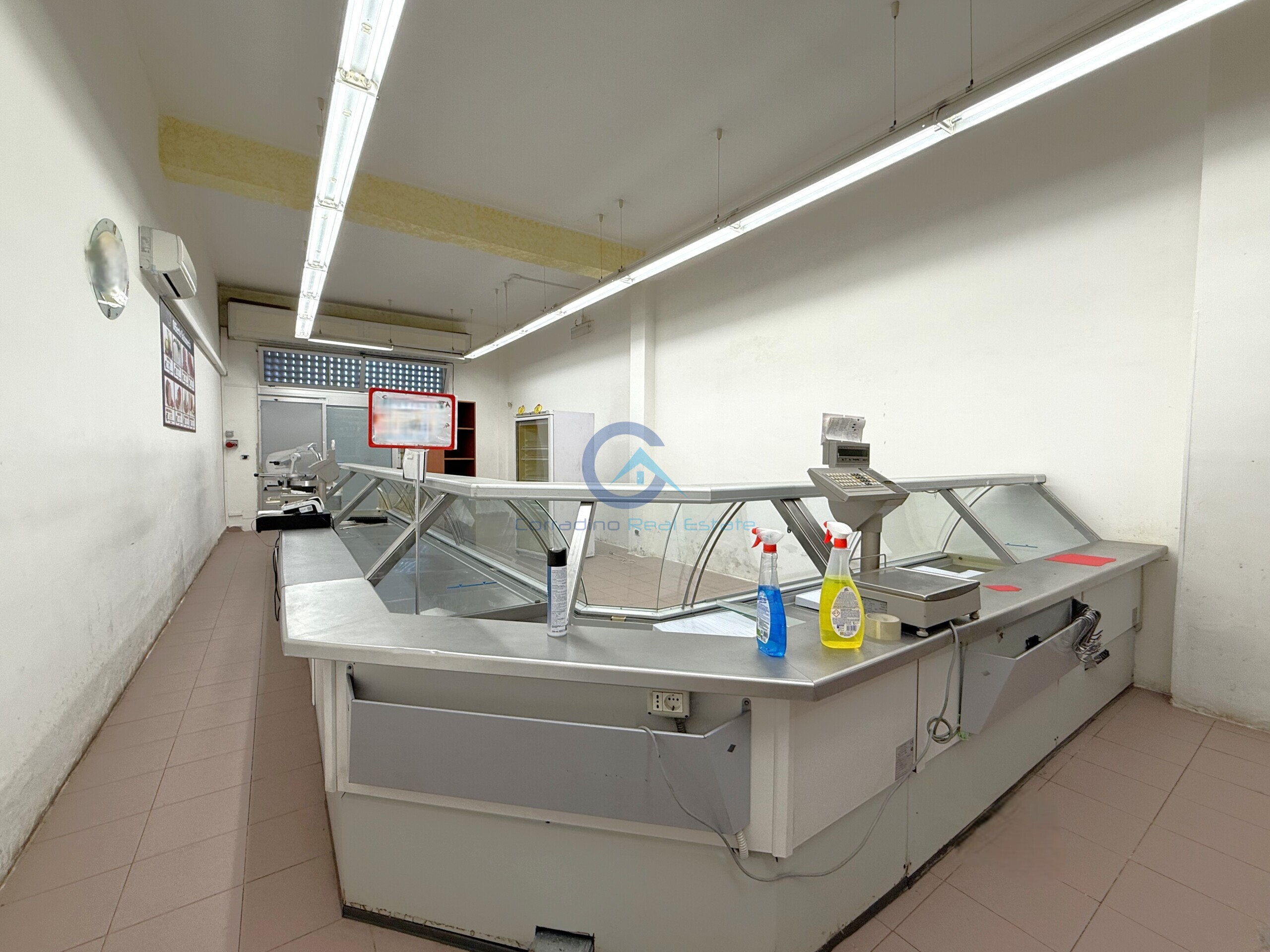 Locale commerciale in vendita in viale magna grecia 298, Catanzaro