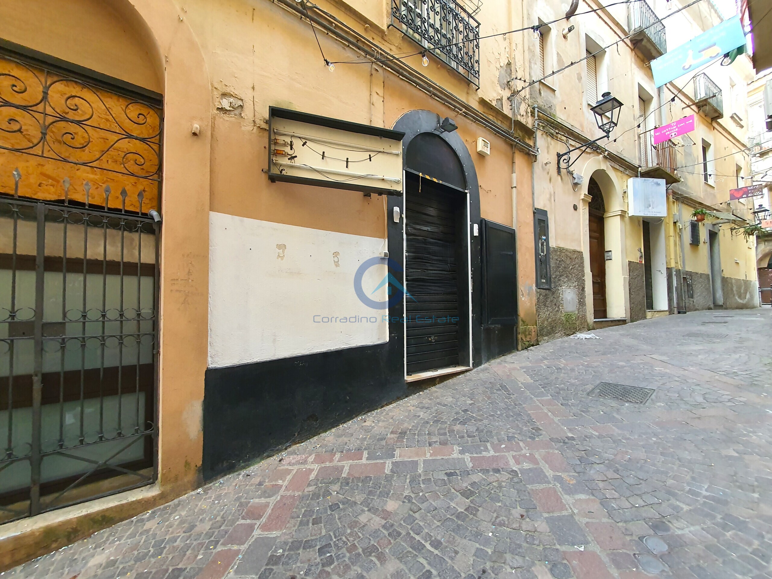 Locale commerciale in affitto in via menniti ippolito 16, Catanzaro