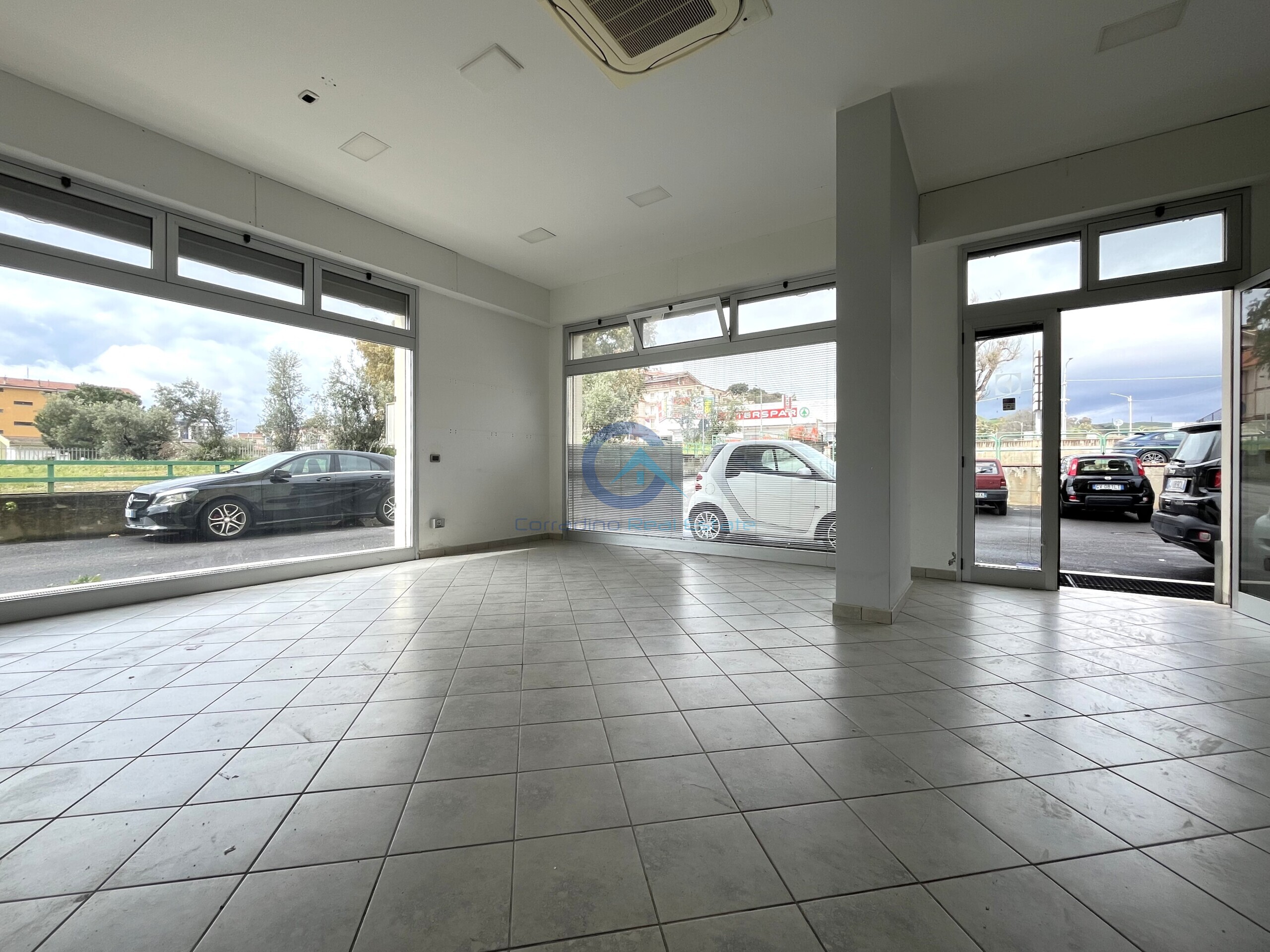 Locale commerciale ristrutturata in viale crotone 237, Catanzaro