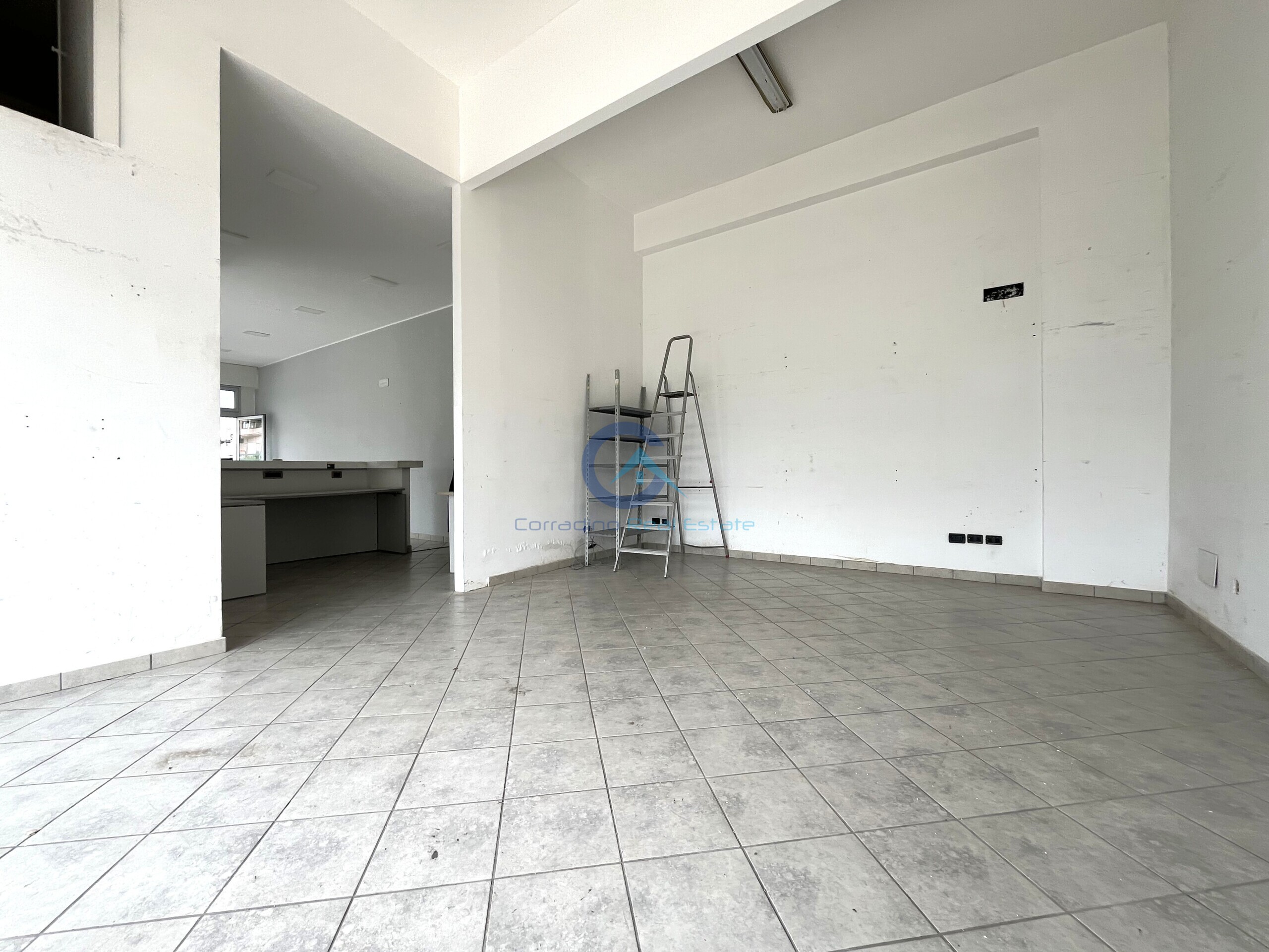 Locale commerciale ristrutturata in viale crotone 237, Catanzaro