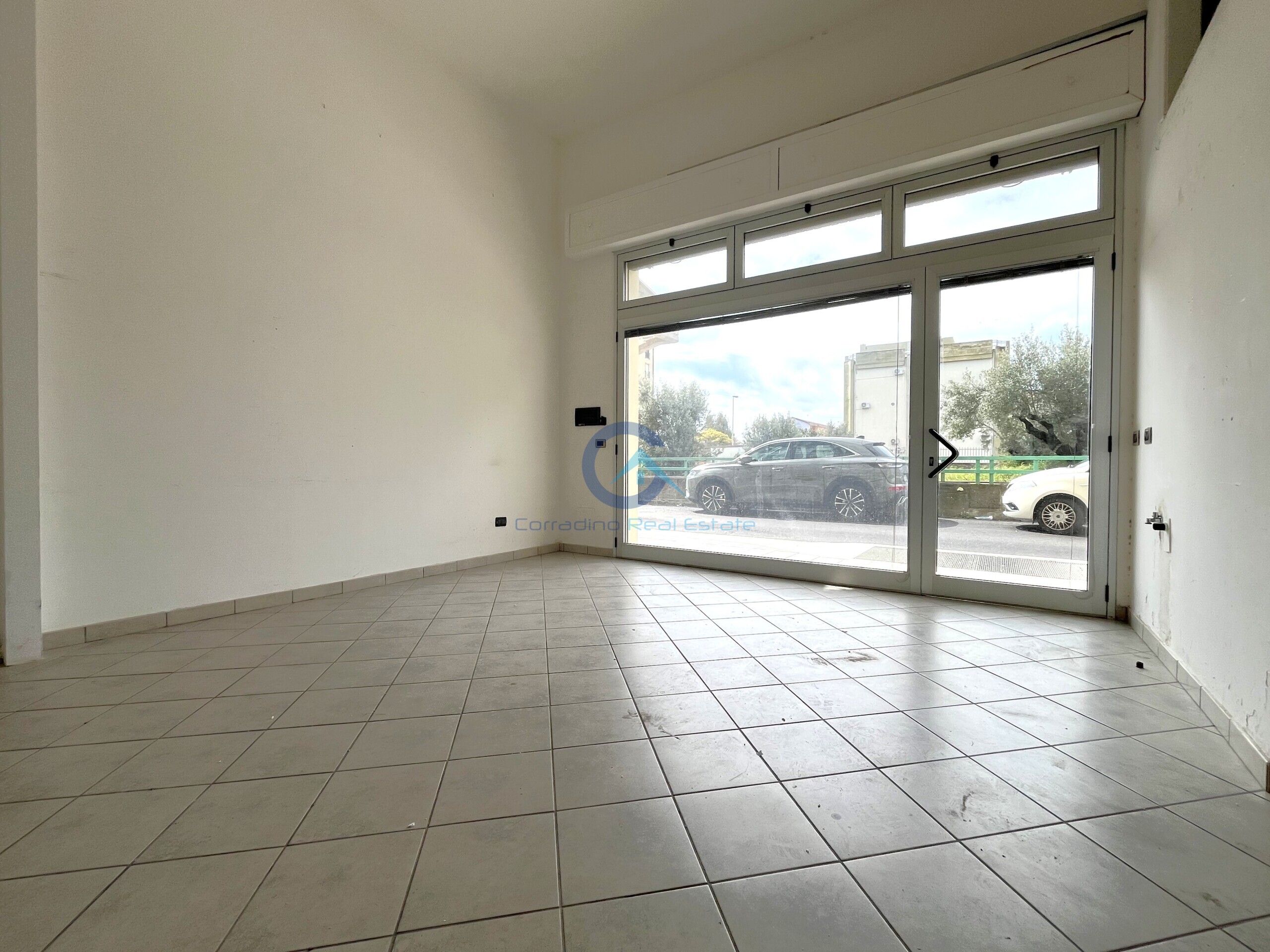 Locale commerciale ristrutturata in viale crotone 237, Catanzaro