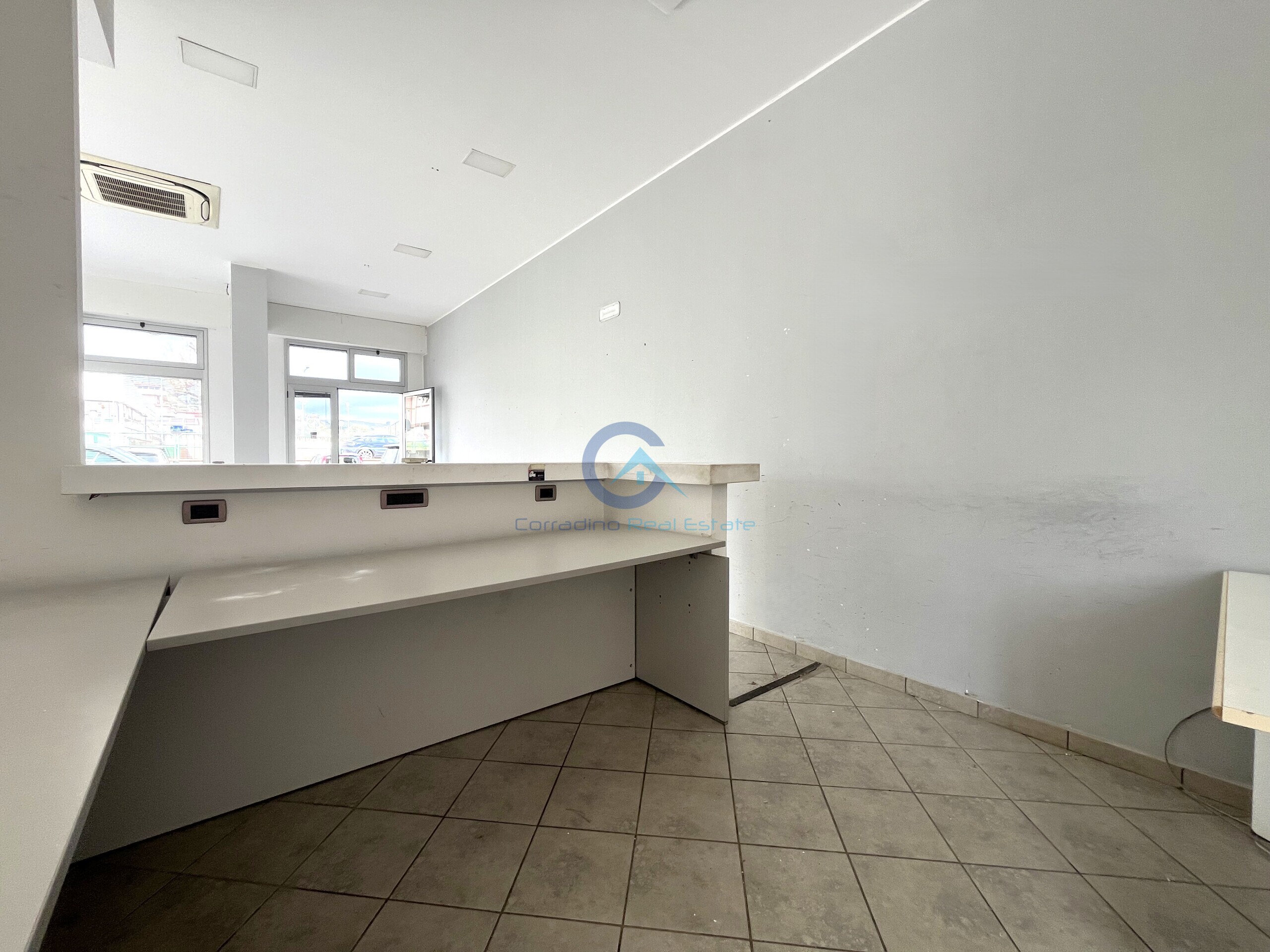 Locale commerciale ristrutturata in viale crotone 237, Catanzaro