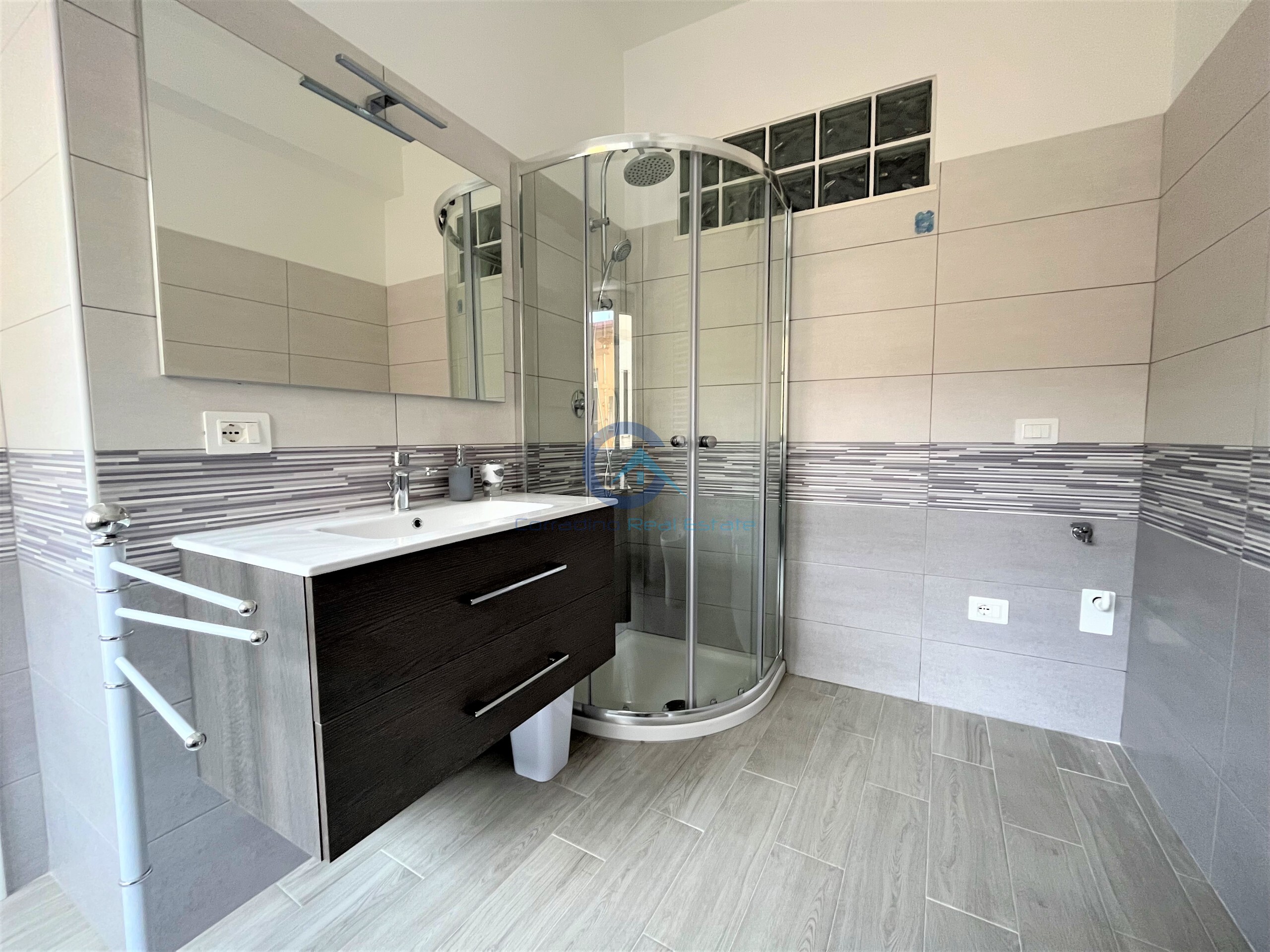 Trilocale con terrazzo in via genova 42b, Catanzaro