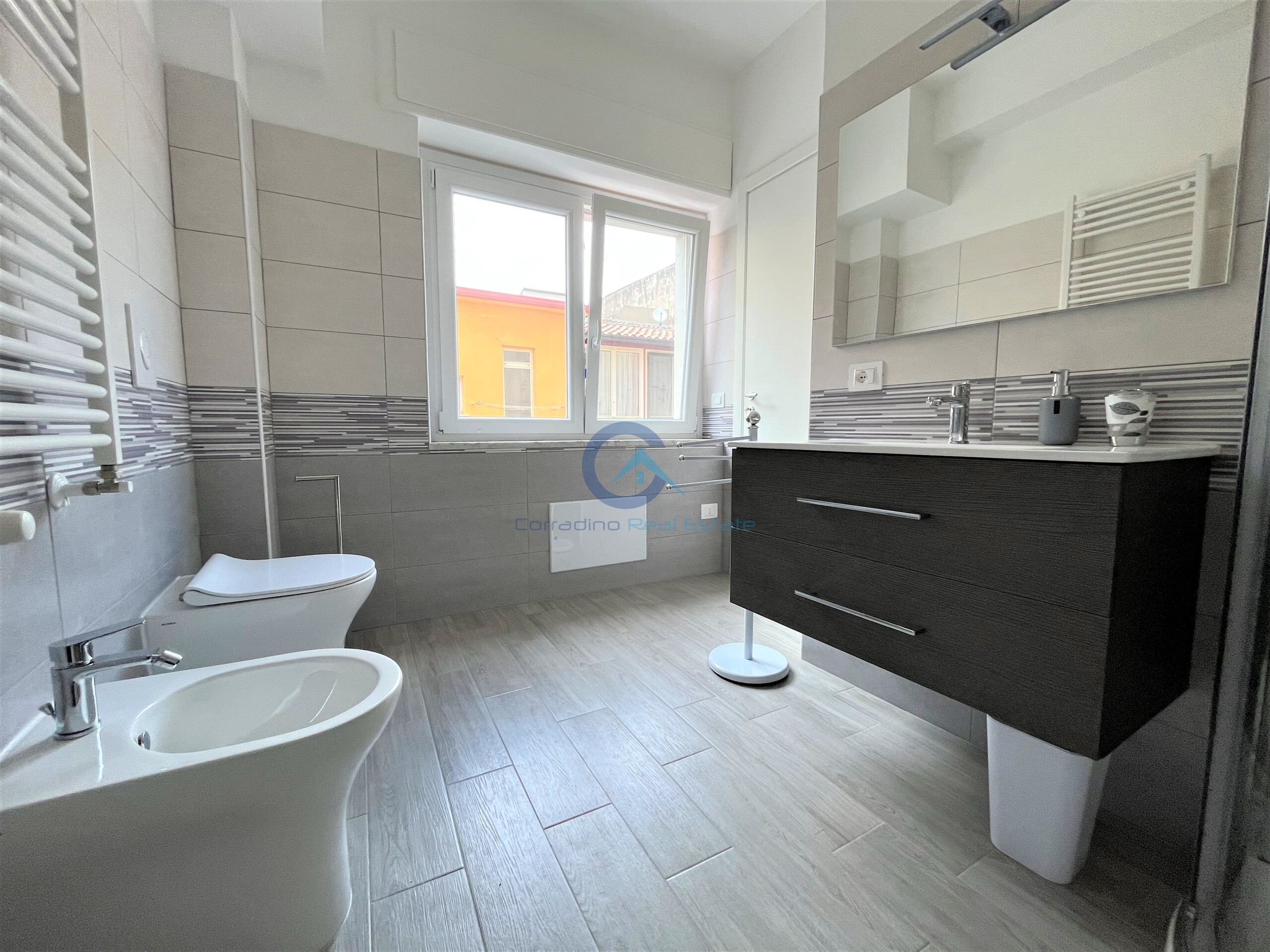 Trilocale con terrazzo in via genova 42b, Catanzaro