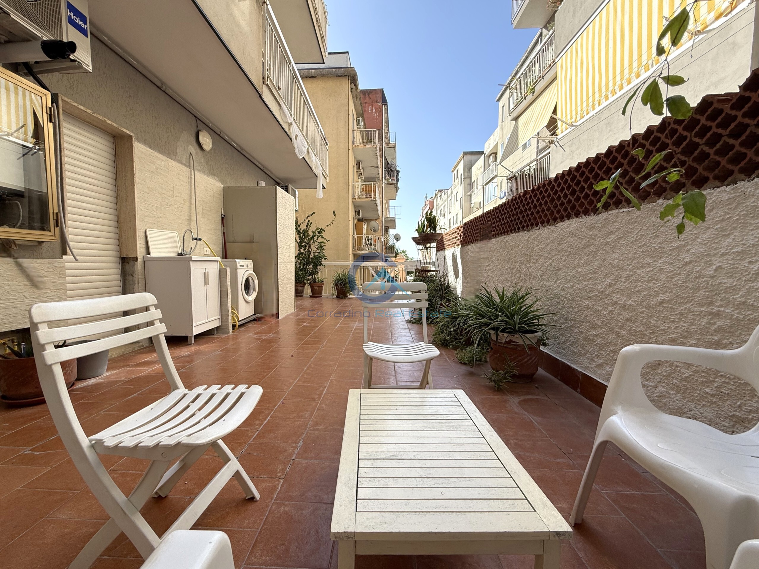 Trilocale con terrazzo in via bausan, Catanzaro