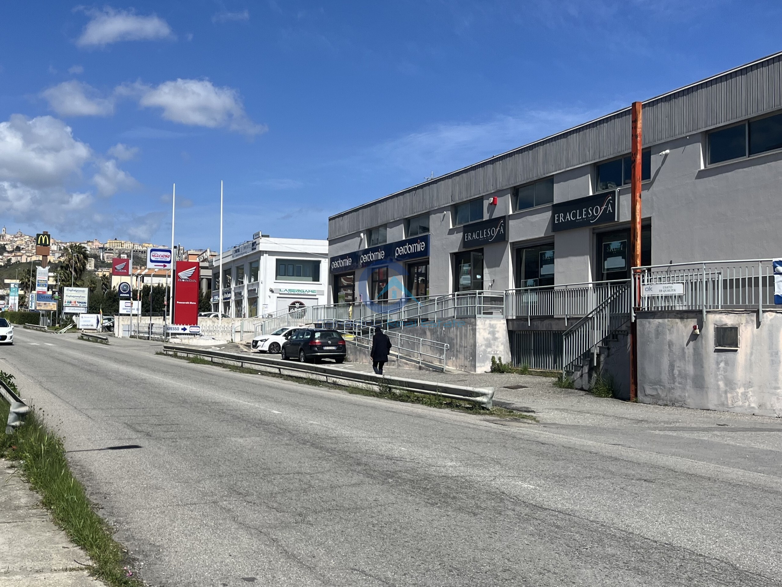 Capannone in vendita in viale lucrezia della valle 46, Catanzaro
