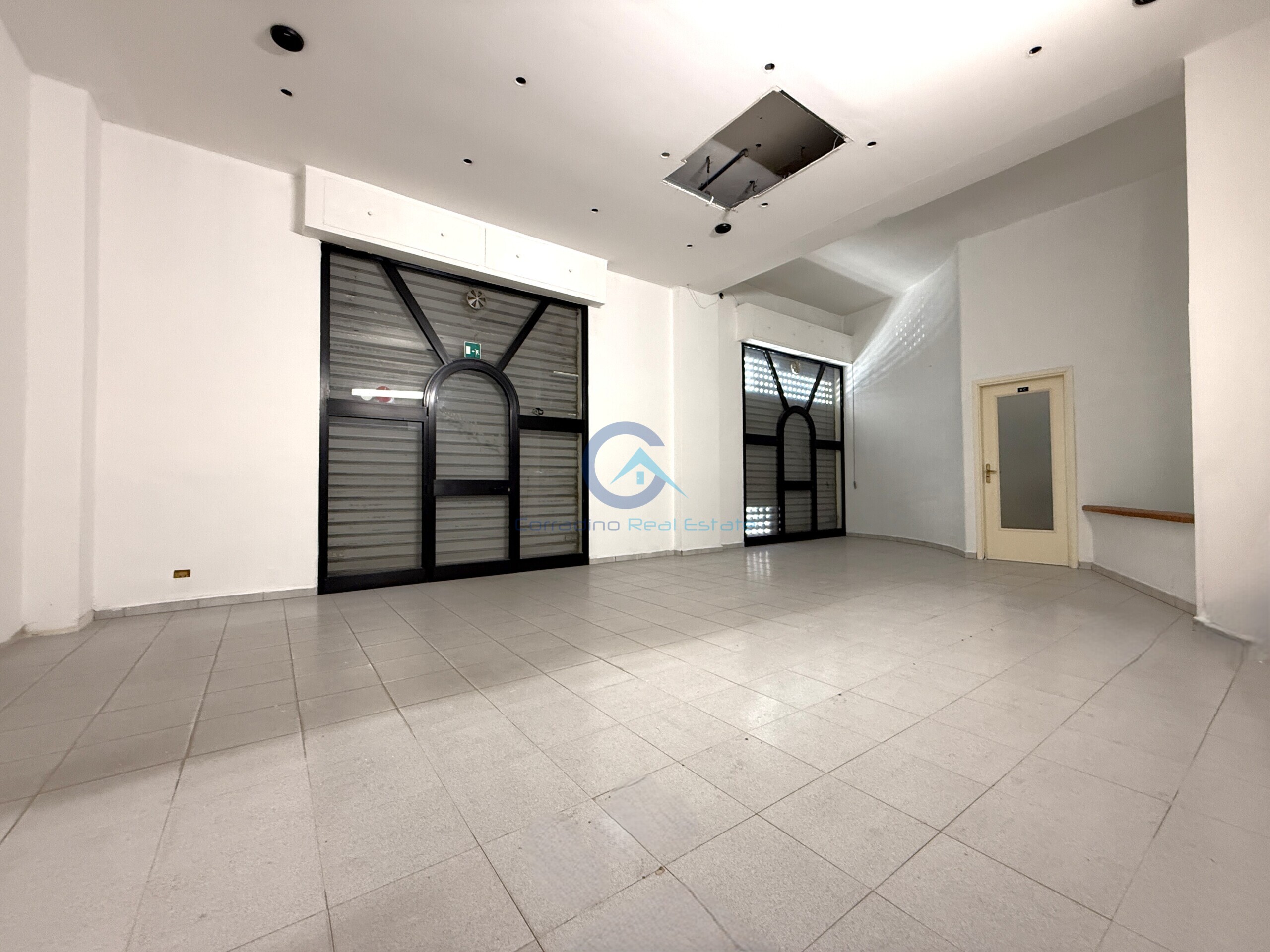 Locale commerciale in vendita in via genova 50, Catanzaro