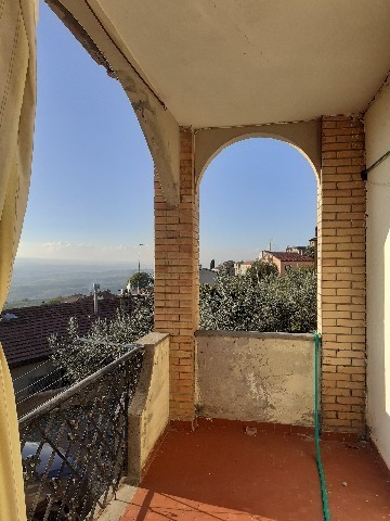 Appartamento con terrazzi a Montecchio