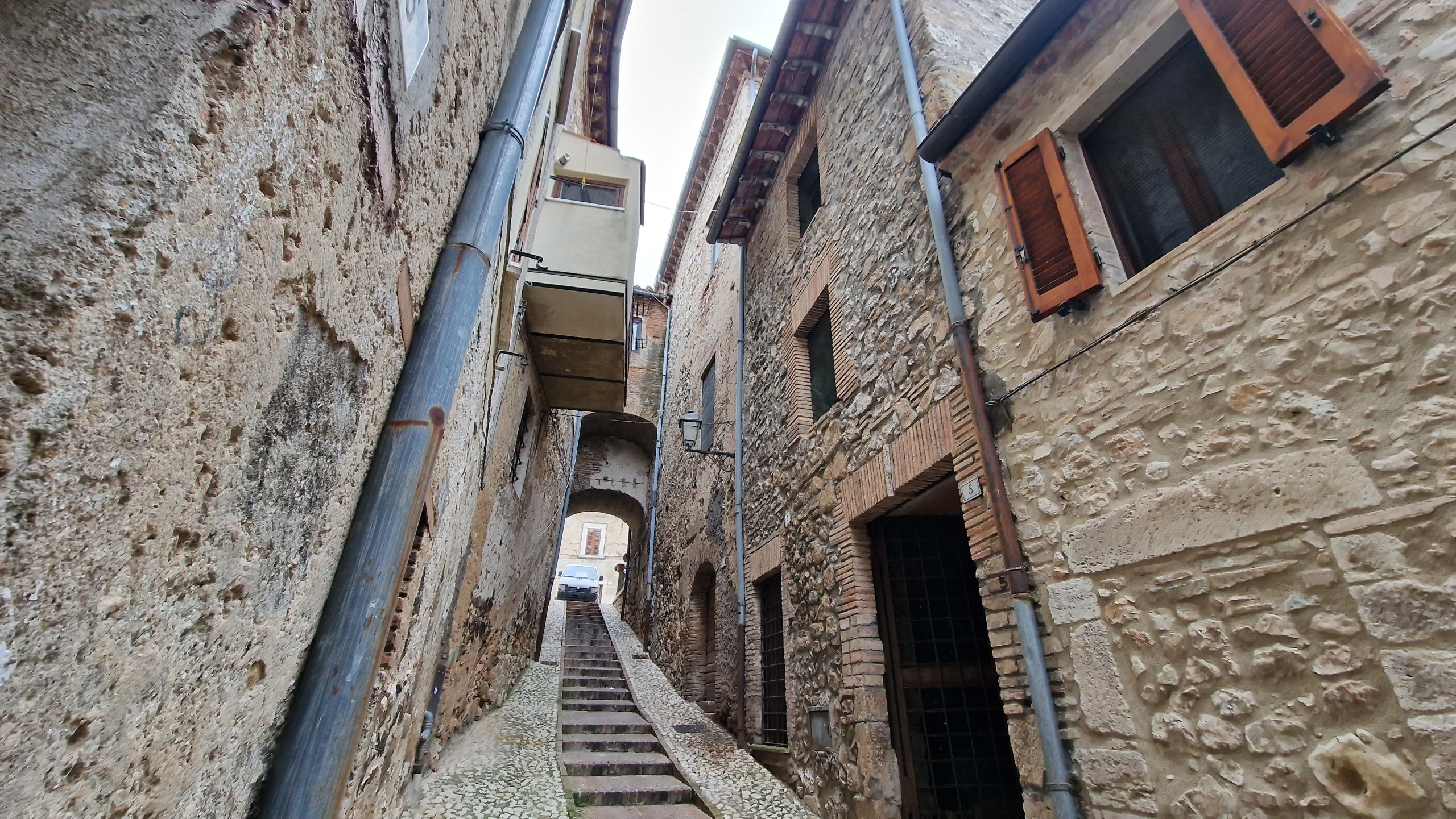 Casa indipendente da ristrutturare in vicolo di mezzo, Lugnano in Teverina