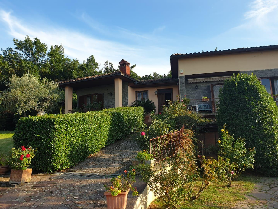 Villa con giardino in via del monastero 32, Montecchio