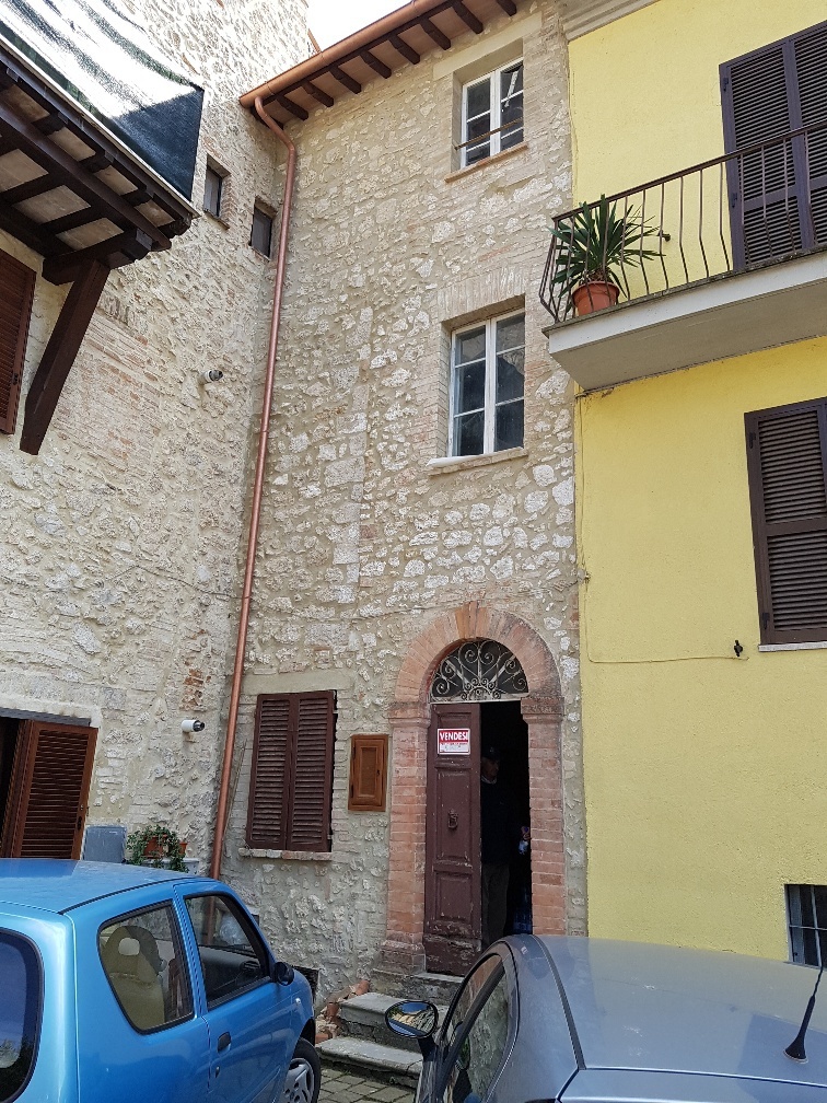 Casa indipendente da ristrutturare in piazza del teatro 7, Avigliano Umbro