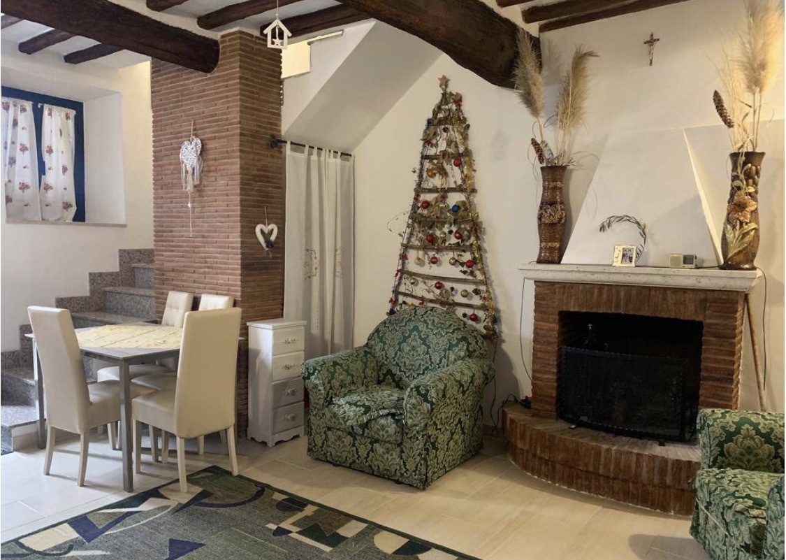 Casa indipendente ristrutturata in piazza giuseppe garibaldi, Montecchio