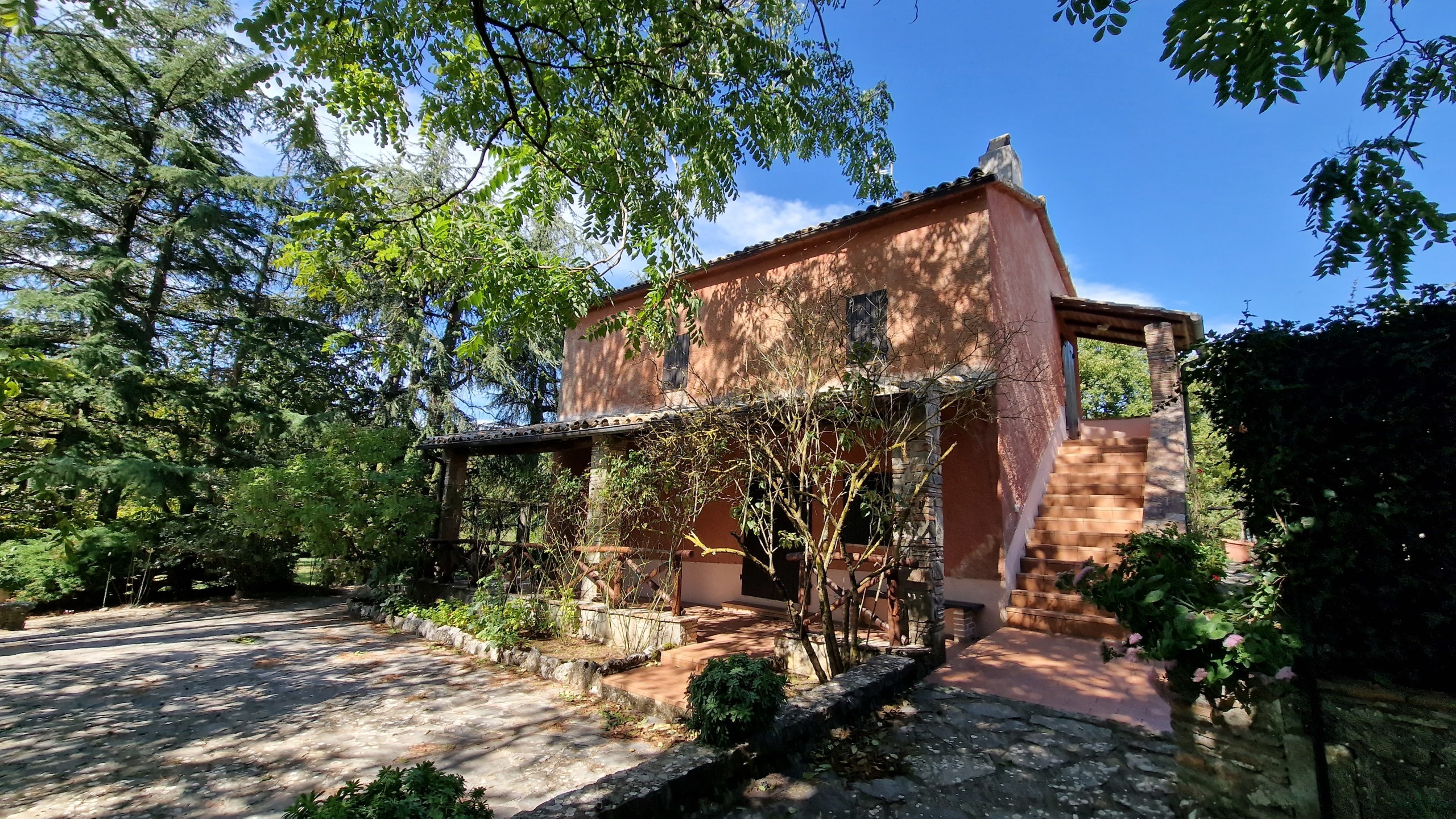 Villa con giardino in strada di frattuccia, Guardea