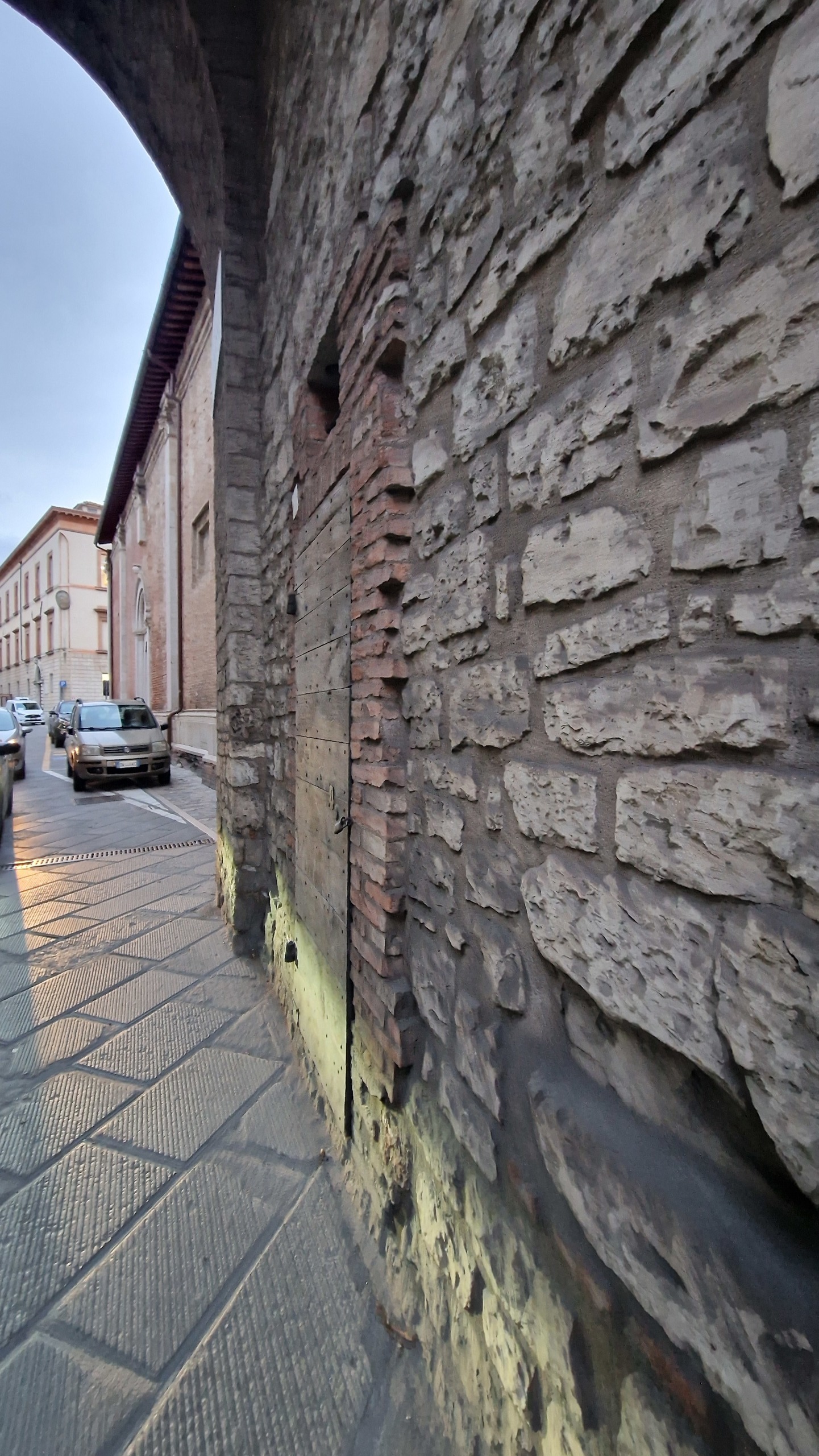 Locale commerciale da ristrutturare in via giacomo matteotti, Todi