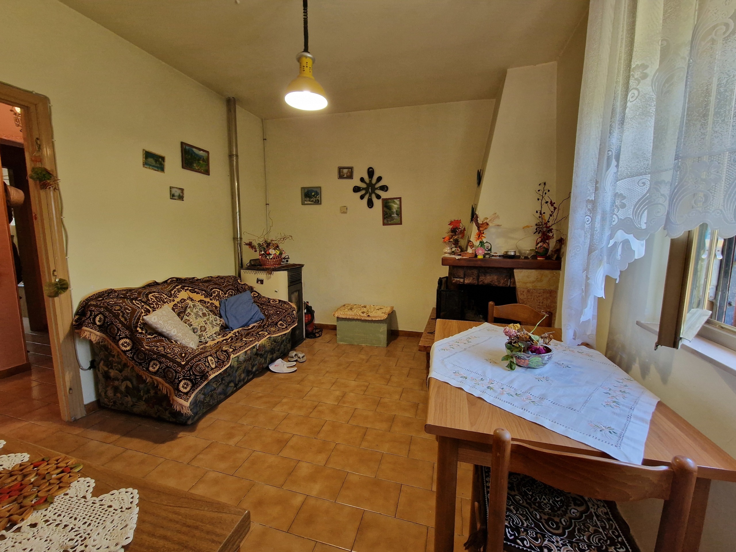 Casa indipendente con giardino in melezzole, Montecchio