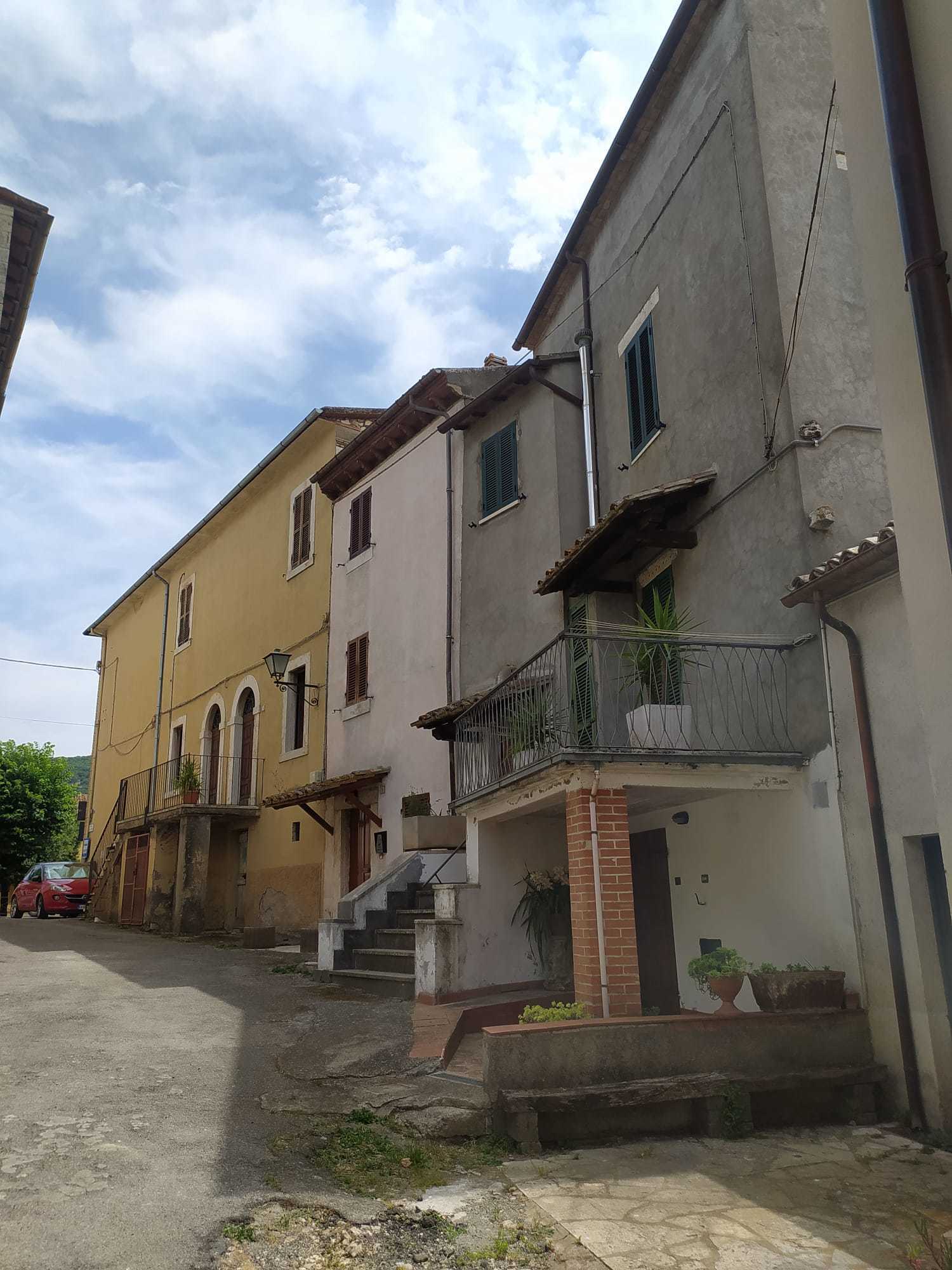 Casa indipendente ristrutturata in piazza panfili, Guardea