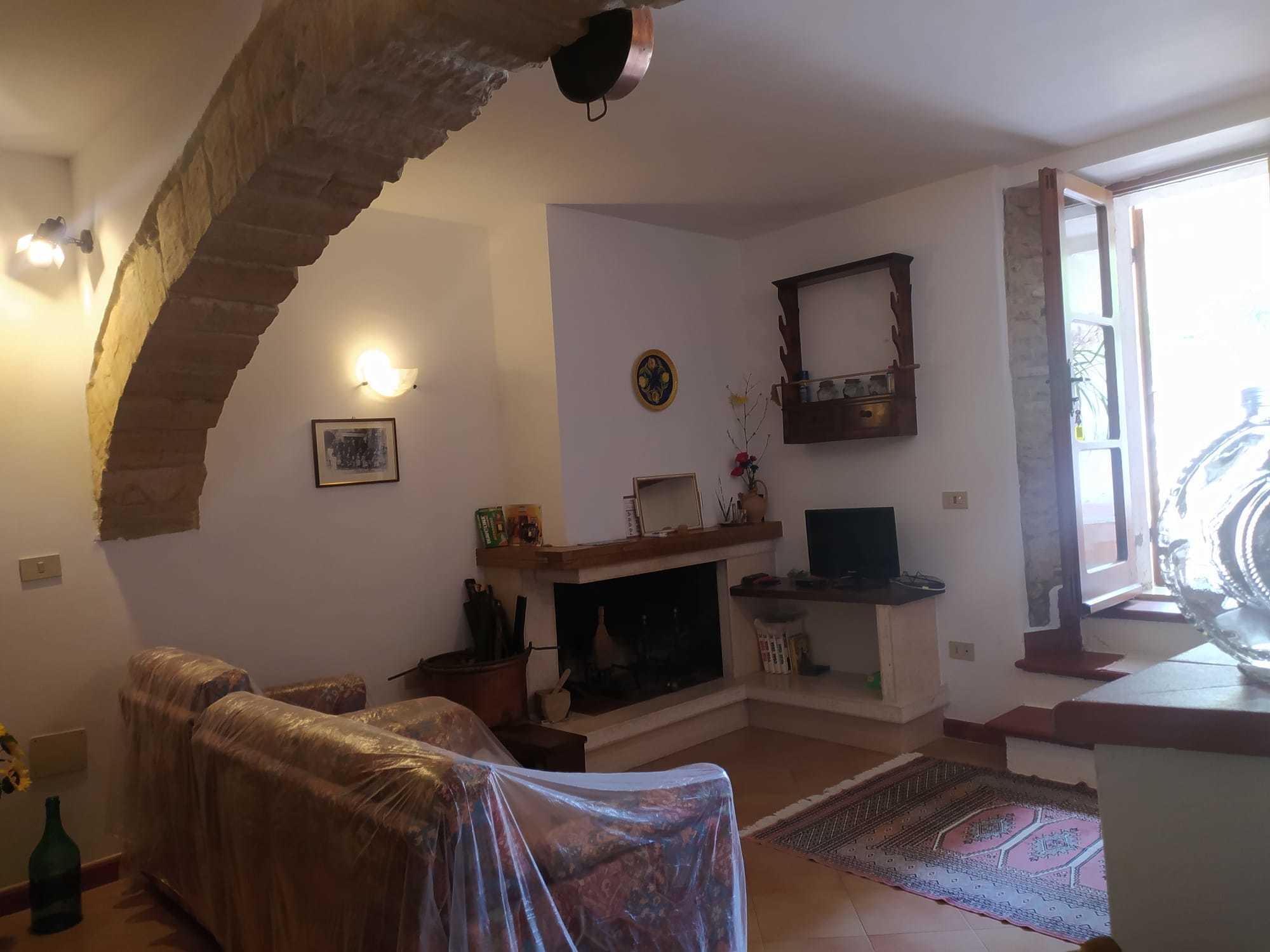 Casa indipendente ristrutturata in piazza panfili, Guardea