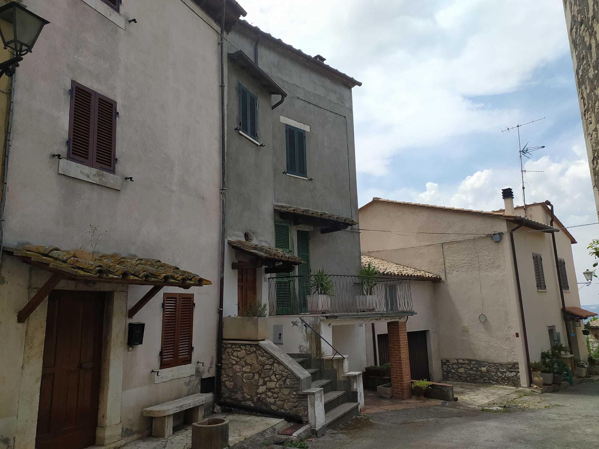 Casa indipendente ristrutturata in piazza panfili, Guardea