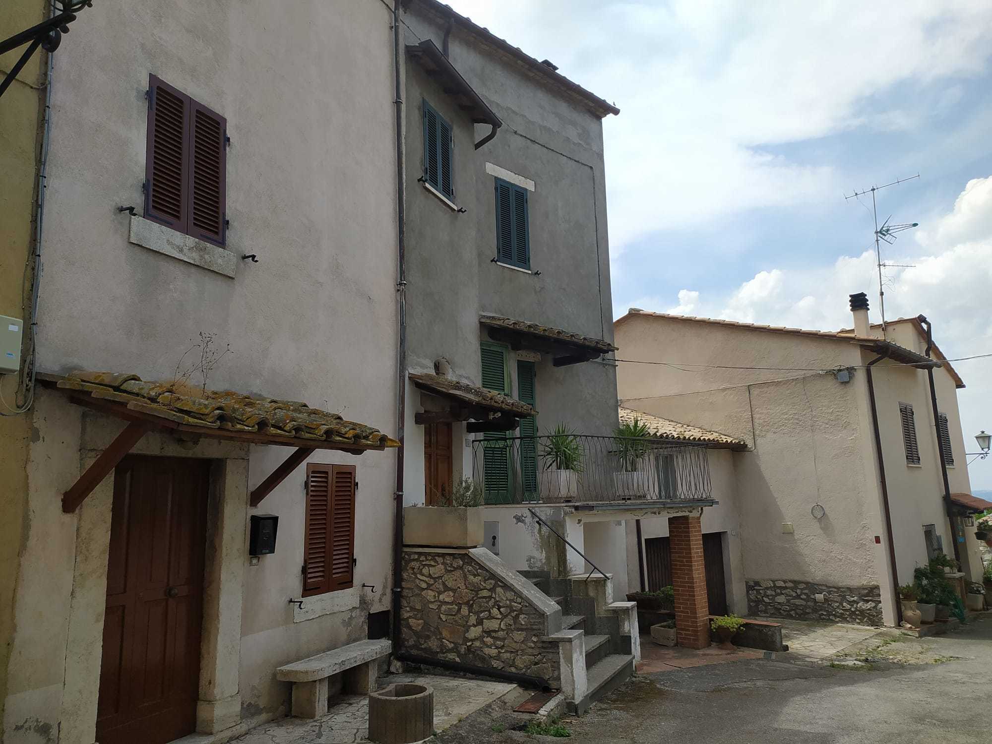 Casa indipendente ristrutturata in piazza panfili, Guardea