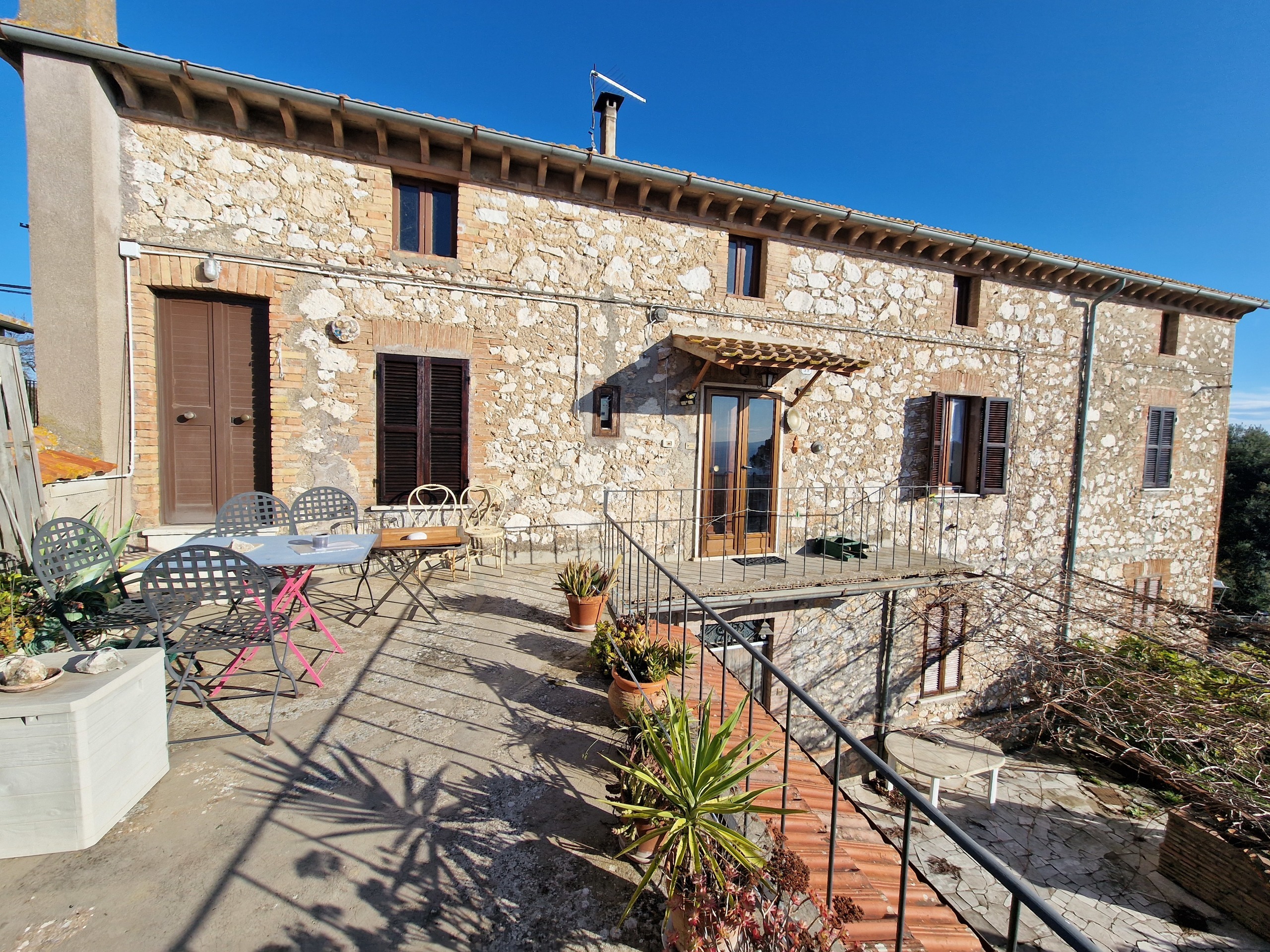 Casa indipendente con terrazzo in porchiano, Amelia