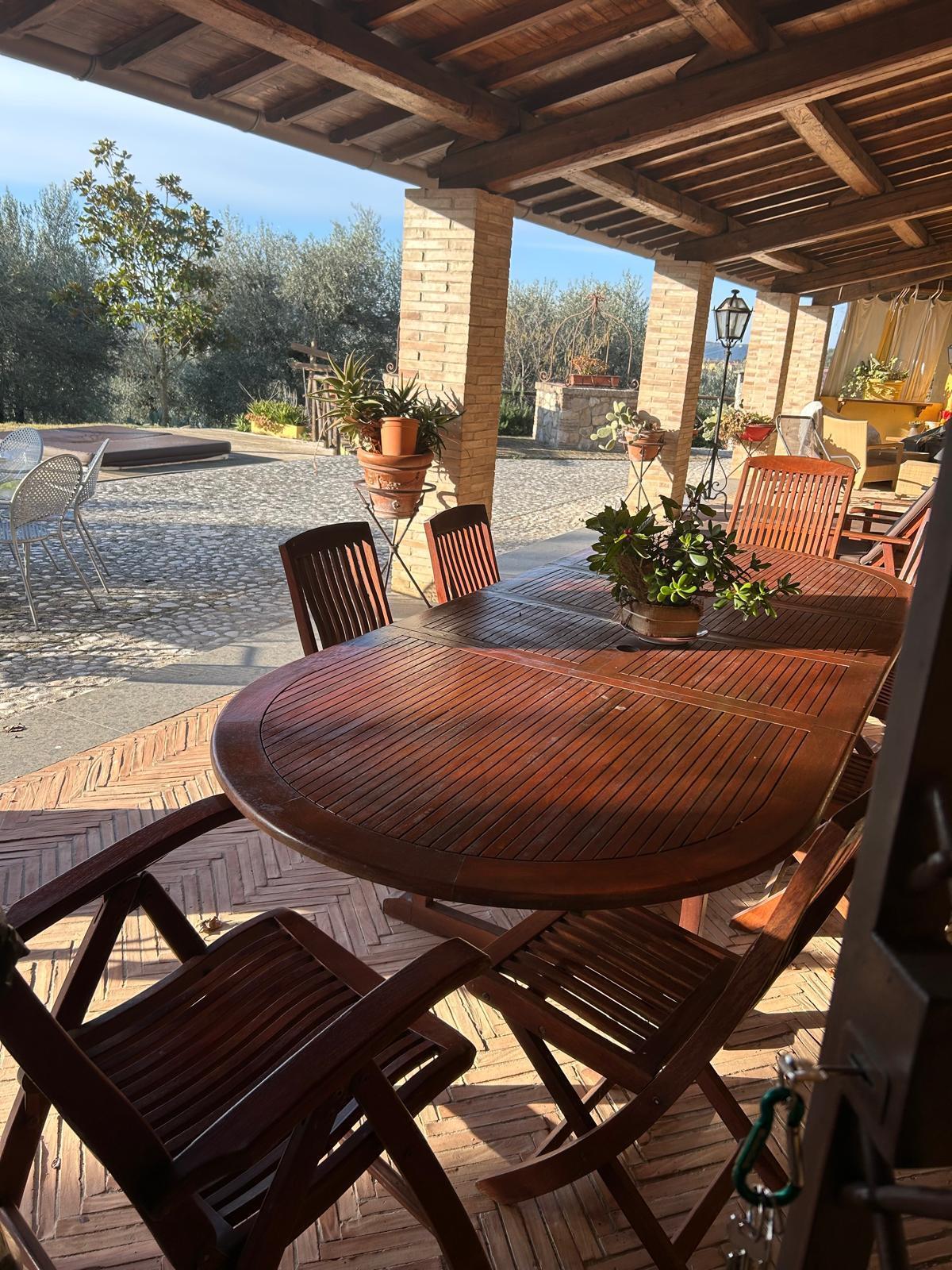 Villa con giardino in strada del fondo, Amelia