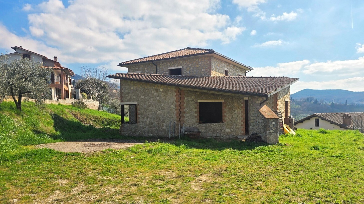 Villa con giardino in via pagliericci 15, Montecchio