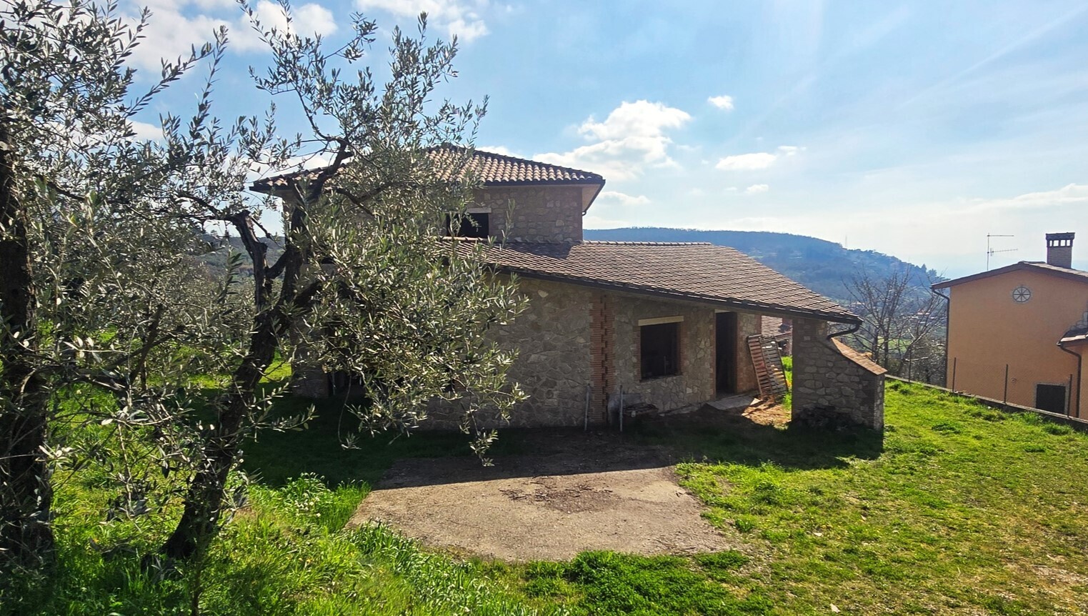 Villa con giardino in via pagliericci 15, Montecchio