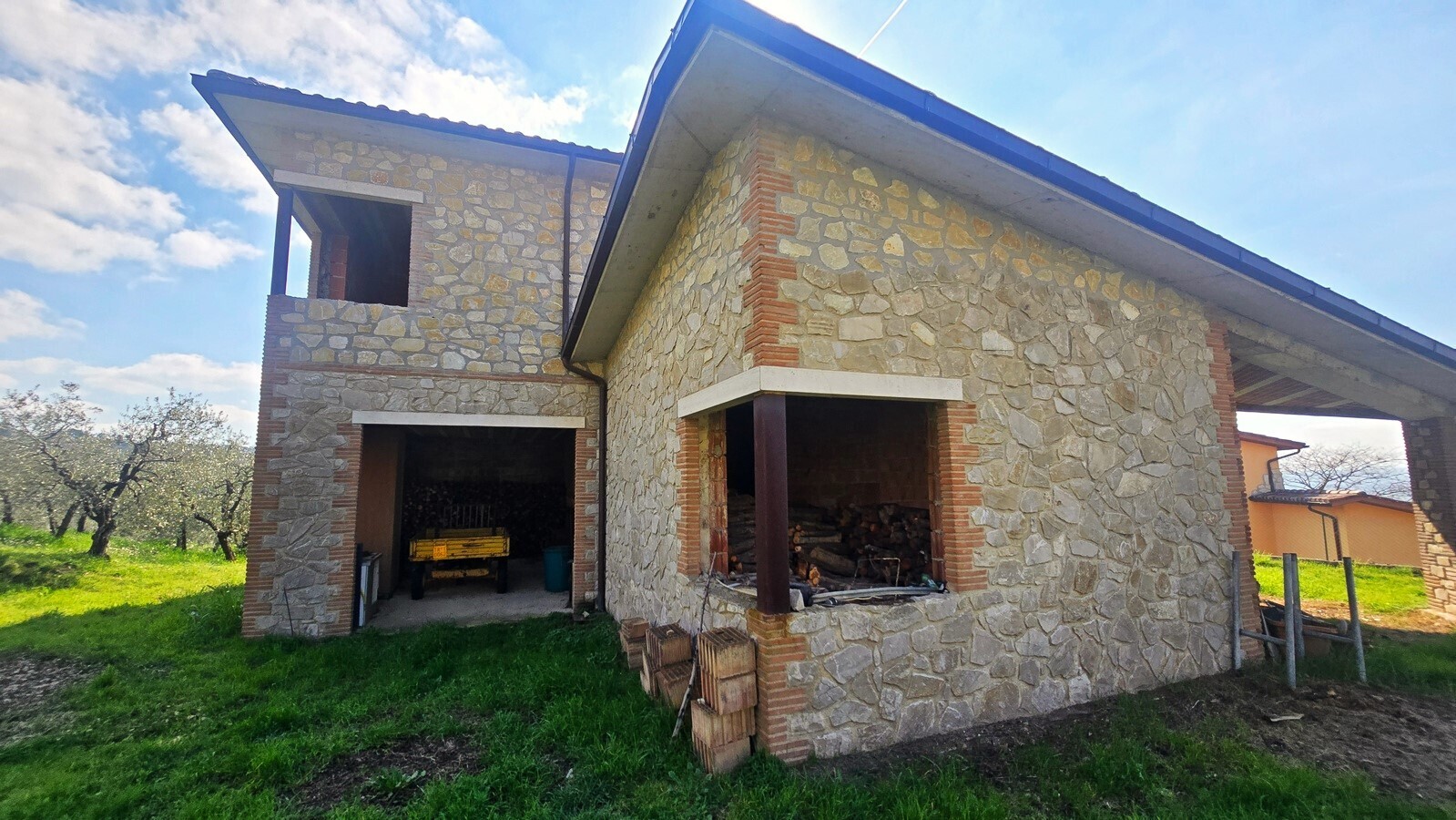 Villa con giardino in via pagliericci 15, Montecchio