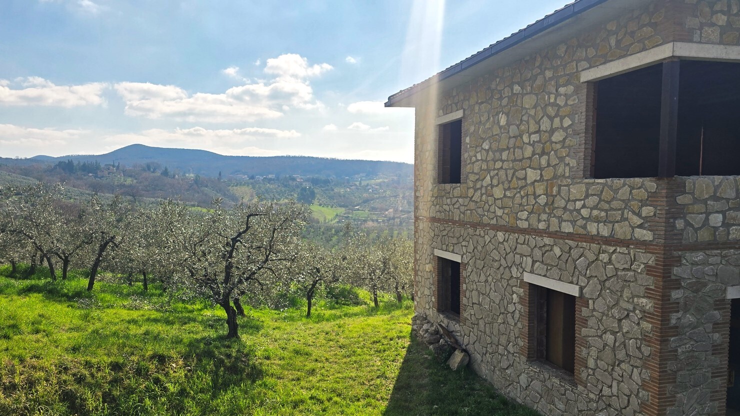 Villa con giardino in via pagliericci 15, Montecchio