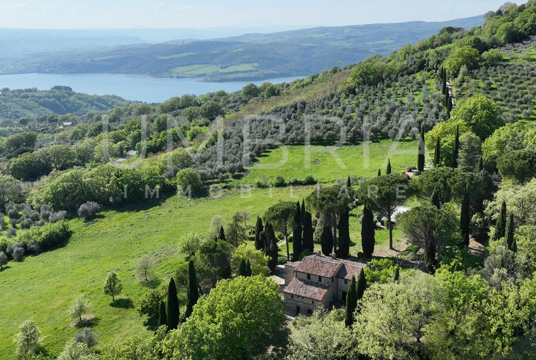 Casa indipendente con terrazzi in via degli ulivi 16, Baschi