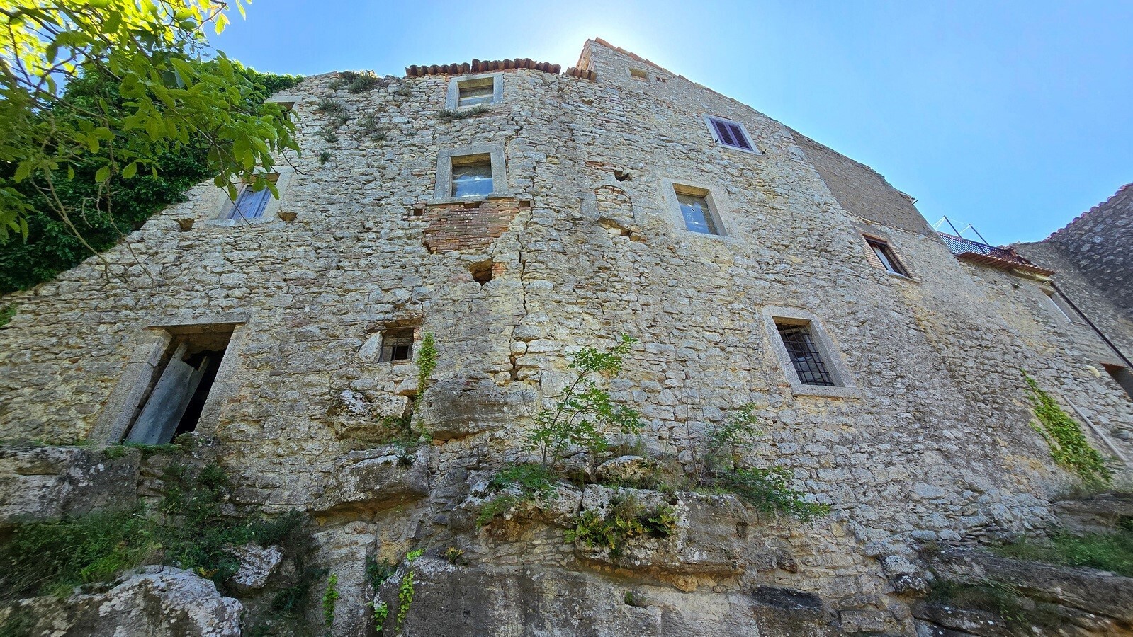 Stabile/Palazzo con giardino in via conte degli atti 4, Baschi